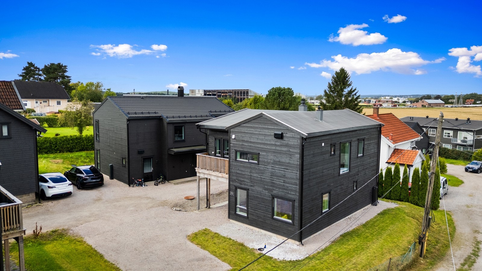 Solrik eiendom ? Høy beliggenhet og uteplasser mot syd gir sol hele dagen. Galleribilde