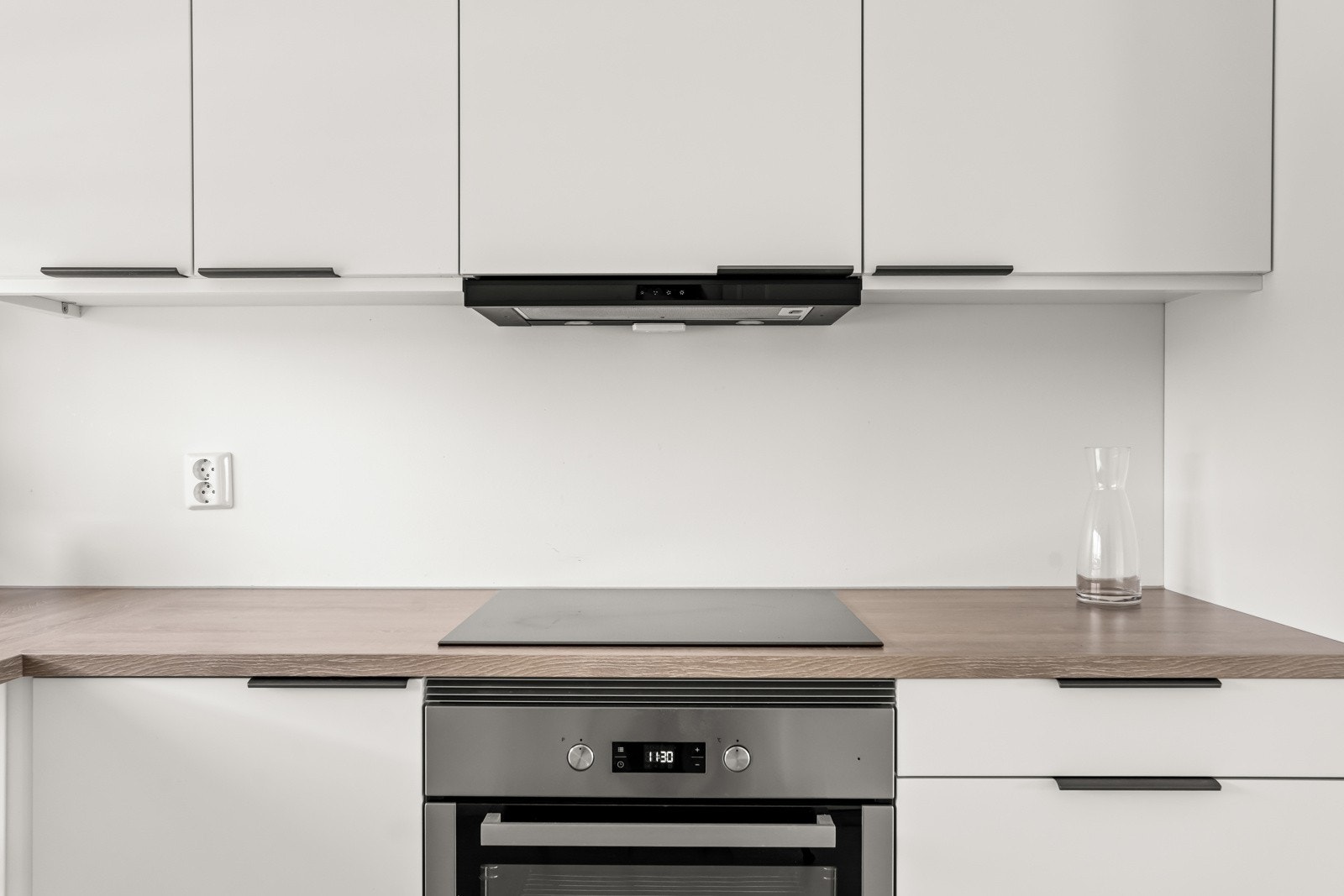 Integrerte hvitevarer som komyr, koketopp, kjøleskap og fryser. Galleribilde