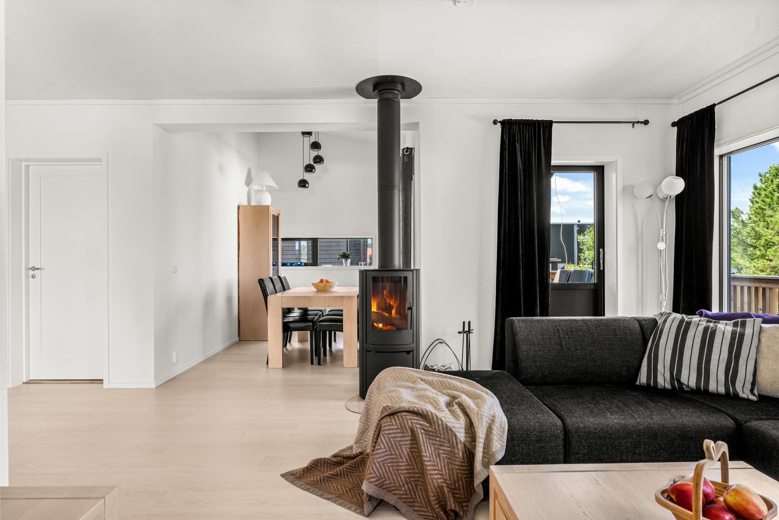 Det er oppvarming med gulvvarme i 1. etg., panelovener i 2. etg. og vedovn Galleribilde