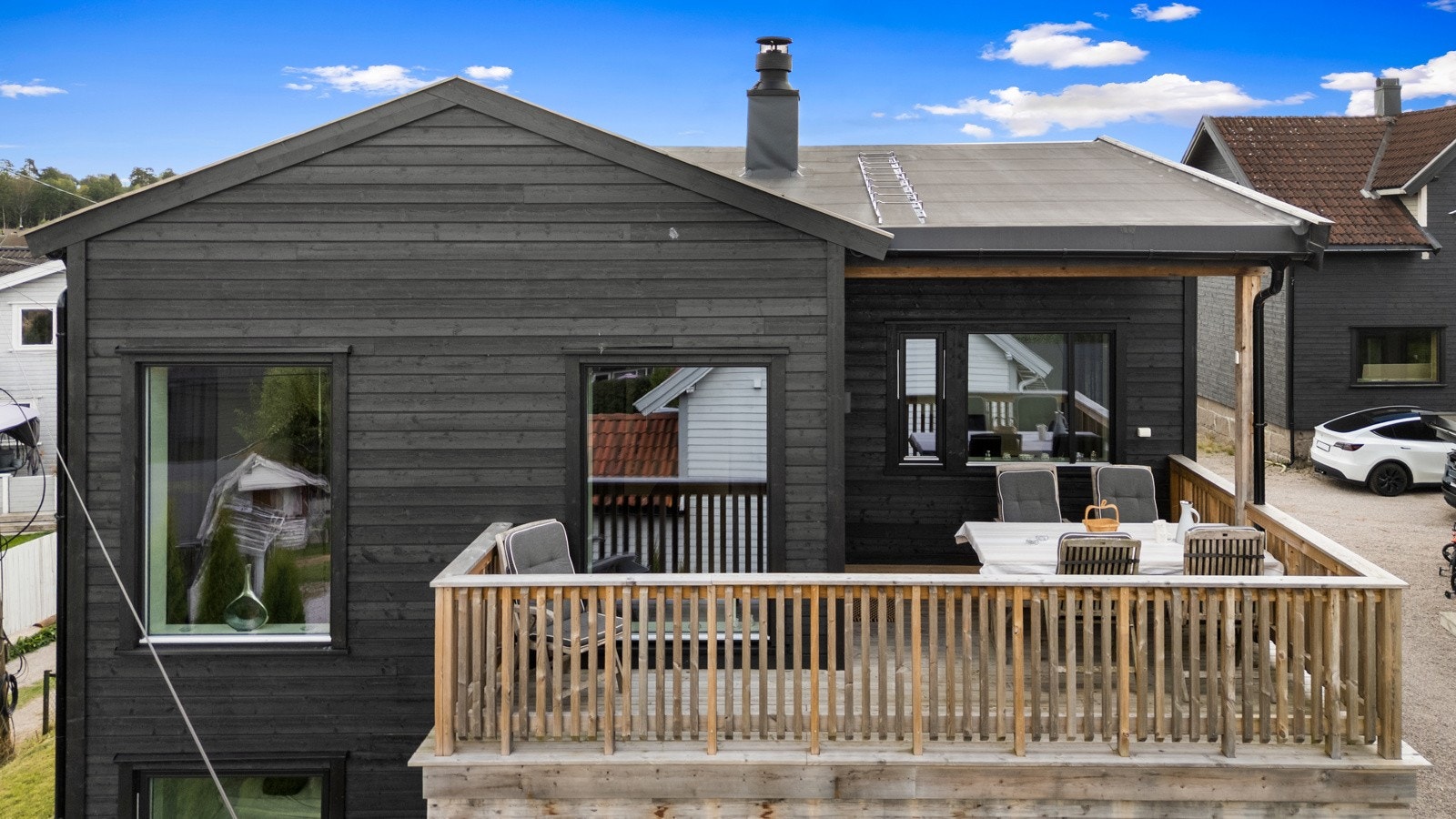 Stor fin utelplass med utgang fra stuen Galleribilde