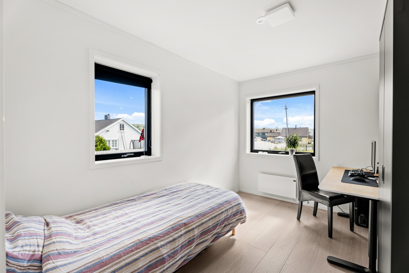 God plass til både garderobe og seng Galleribilde