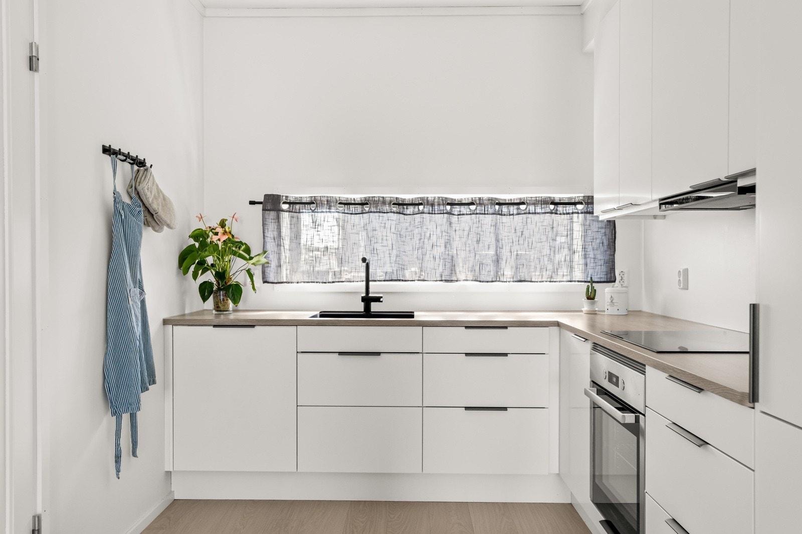 Moderne kjøkken med hvite slette fronter Galleribilde