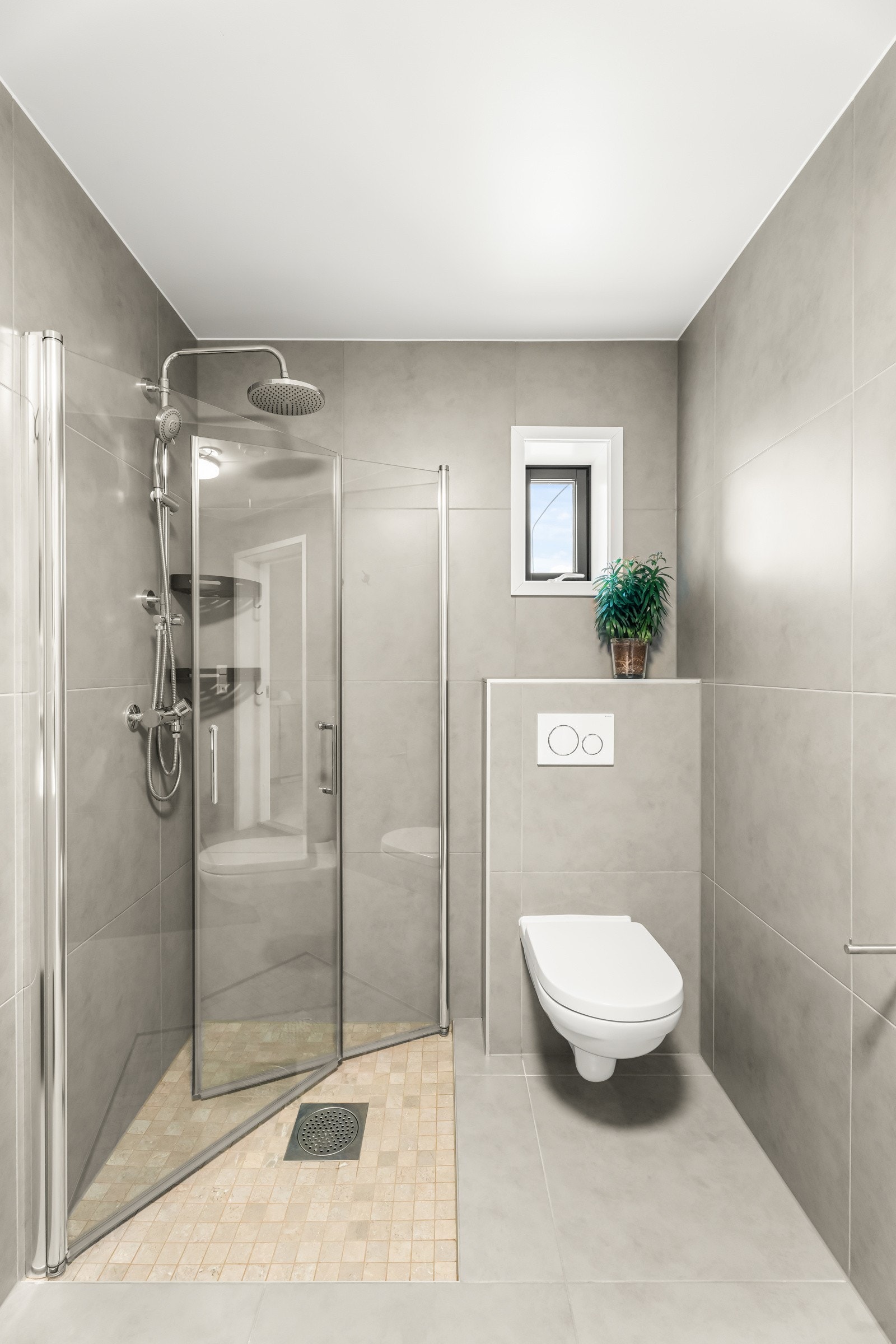 Et lite vindu plassert over toalettet for naturlig lys Galleribilde