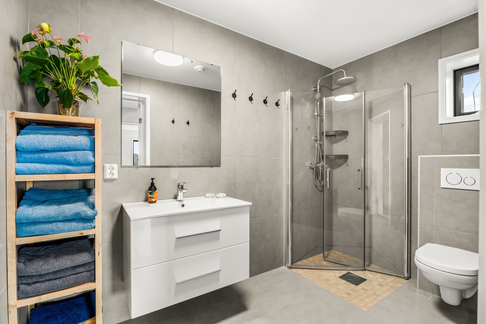 Badet med fliser både på gulv og vegger Galleribilde