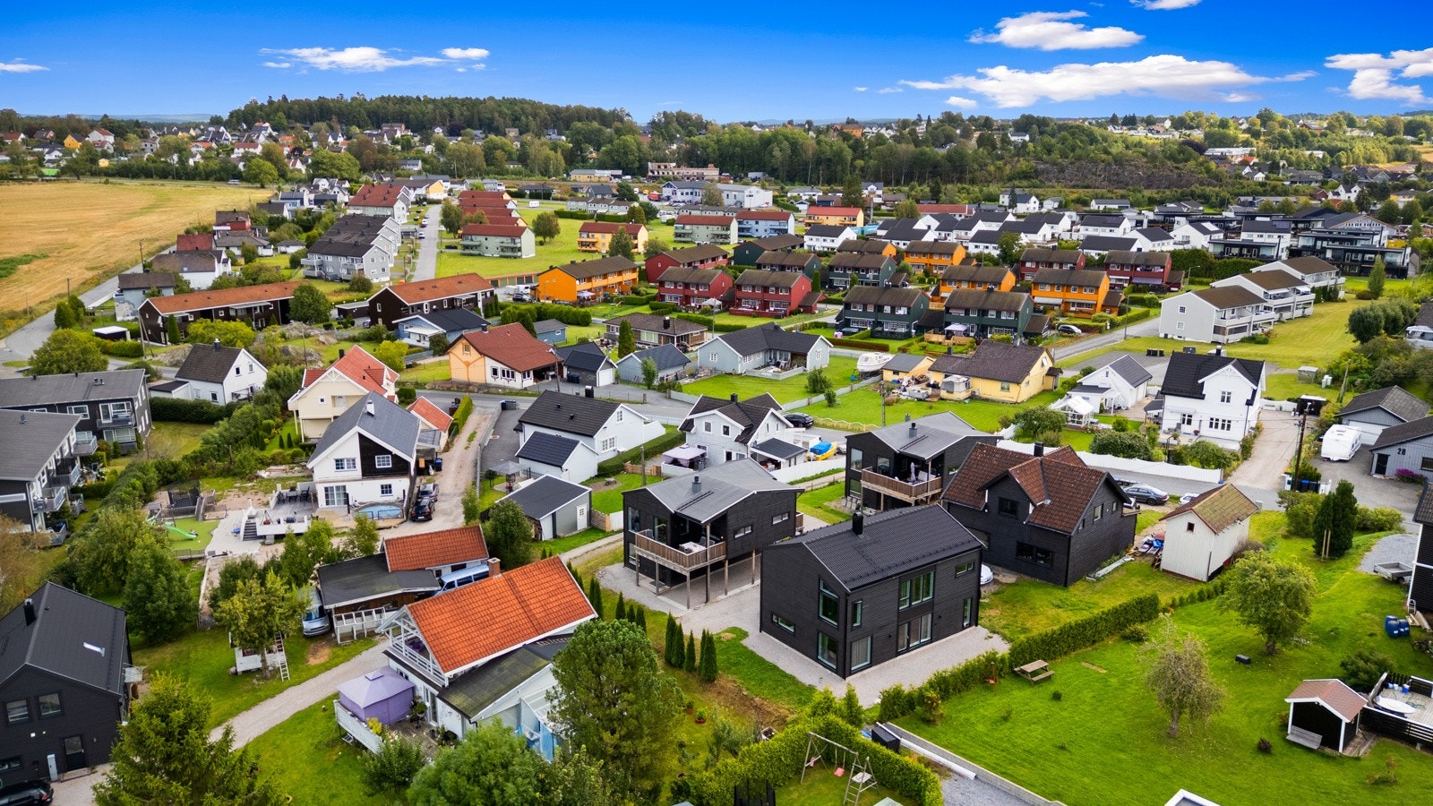 Kort vei til kommunikasjon ? Kun 5 minutter til jernbanestasjonen og 6 minutter til E6. Galleribilde