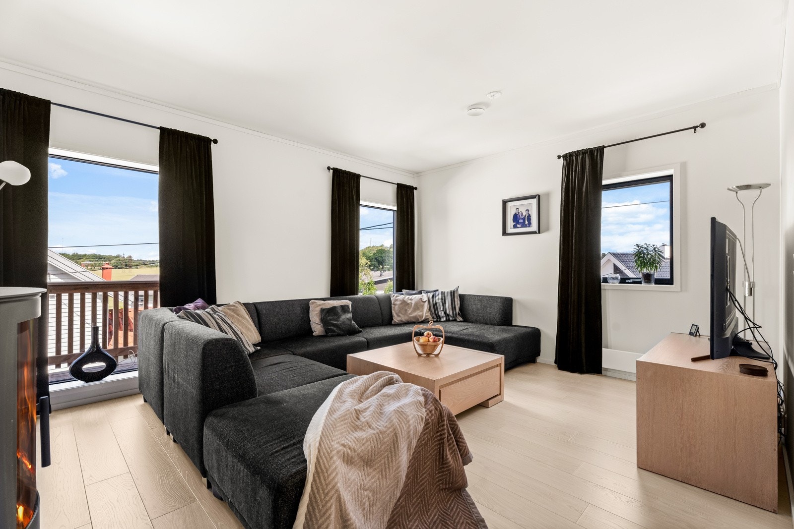 Romslig stue med god plass til TV-stue Galleribilde