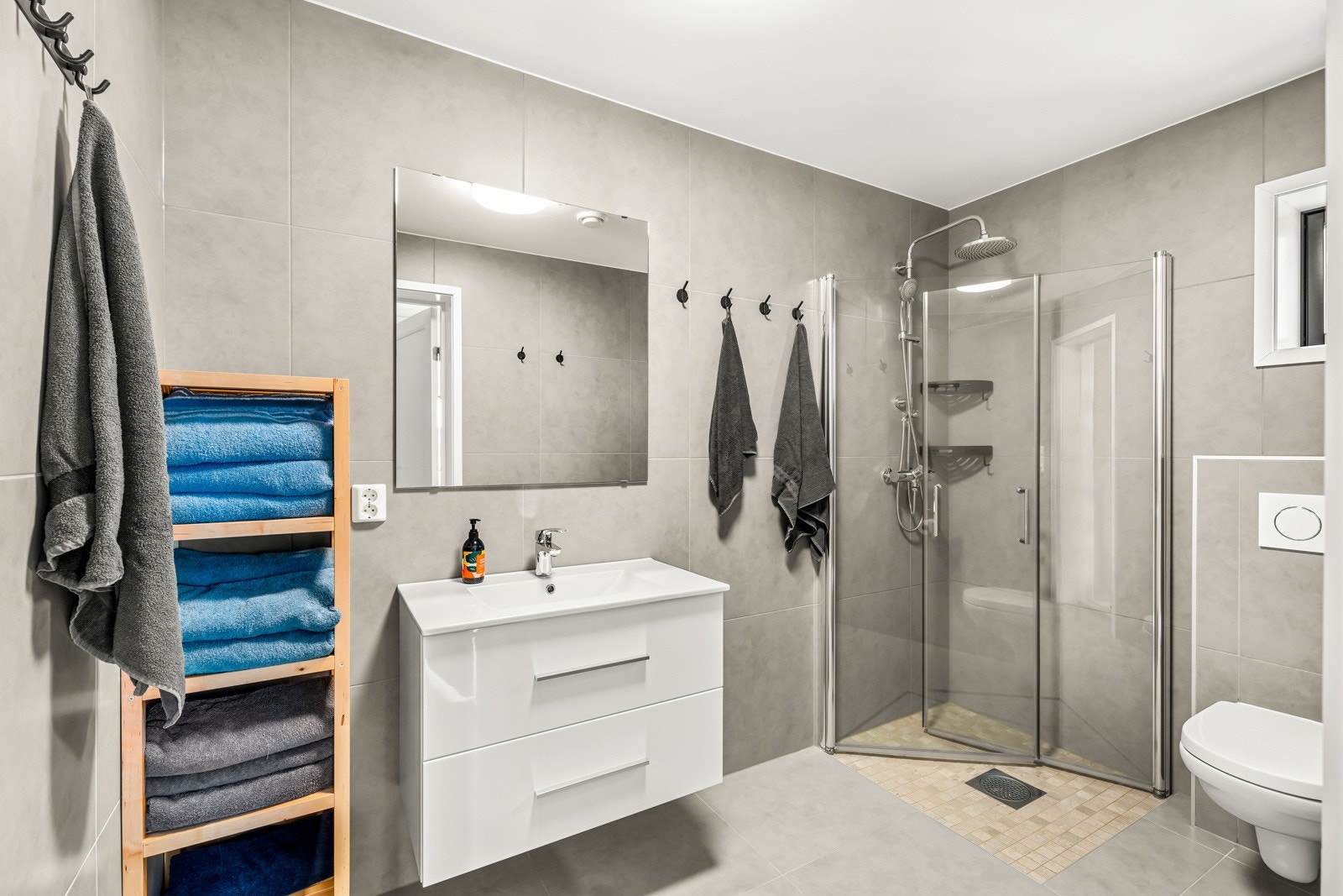 Romslig baderomsinnredning Galleribilde