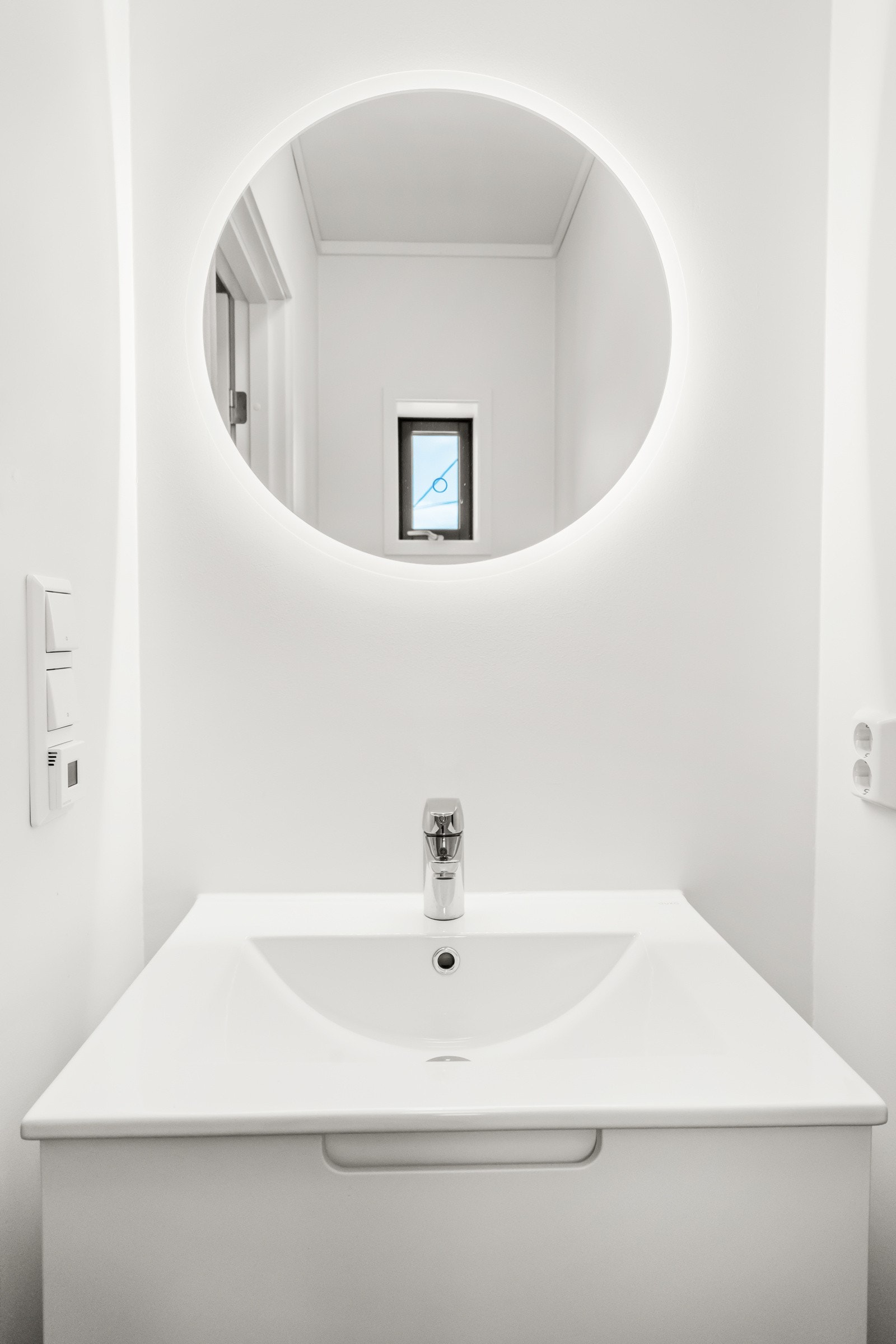 Fin baderomsinnredning i rommet Galleribilde