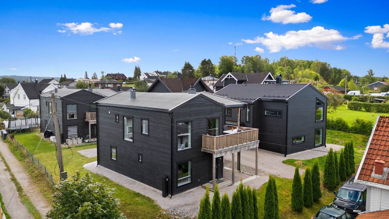 Barnevennlig beliggenhet ? Eneboligen ligger innerst i feltet, uten gjennomgangstrafikk. Galleribilde