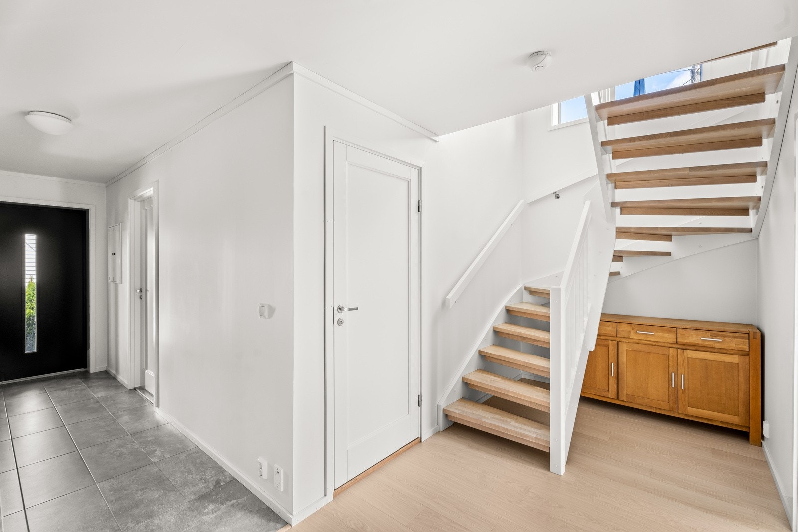 Praktisk med fliser i inngangspariet Galleribilde