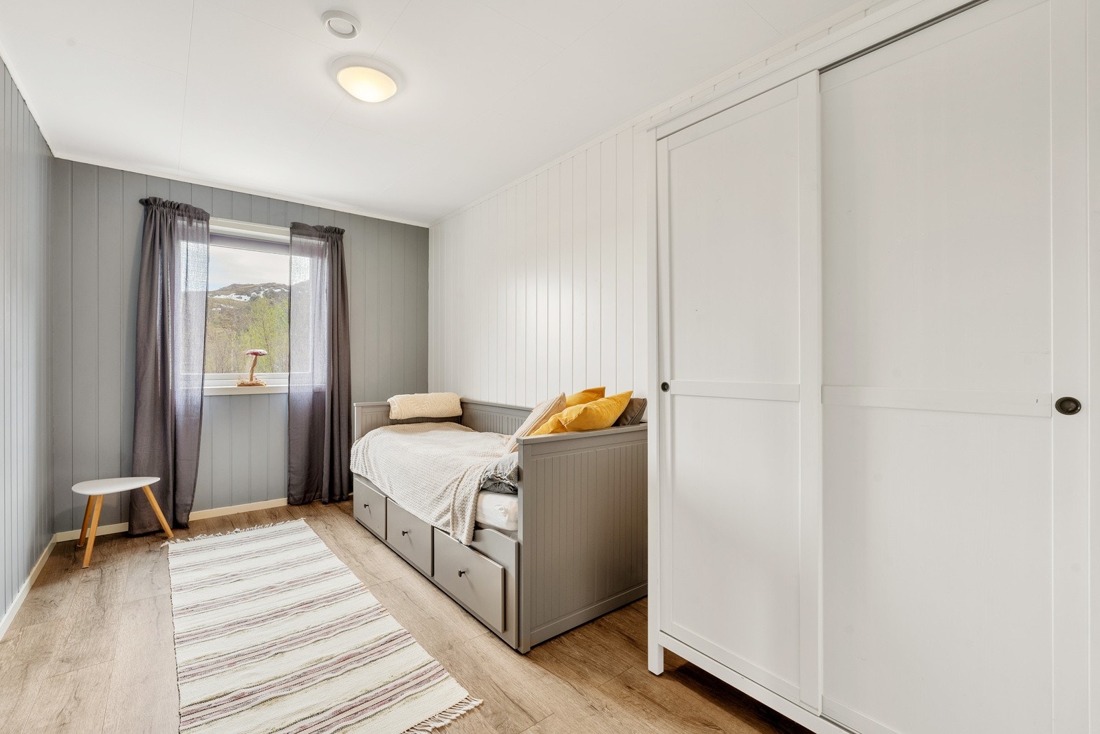 Soverom med seng og garderobeløsning. Galleribilde