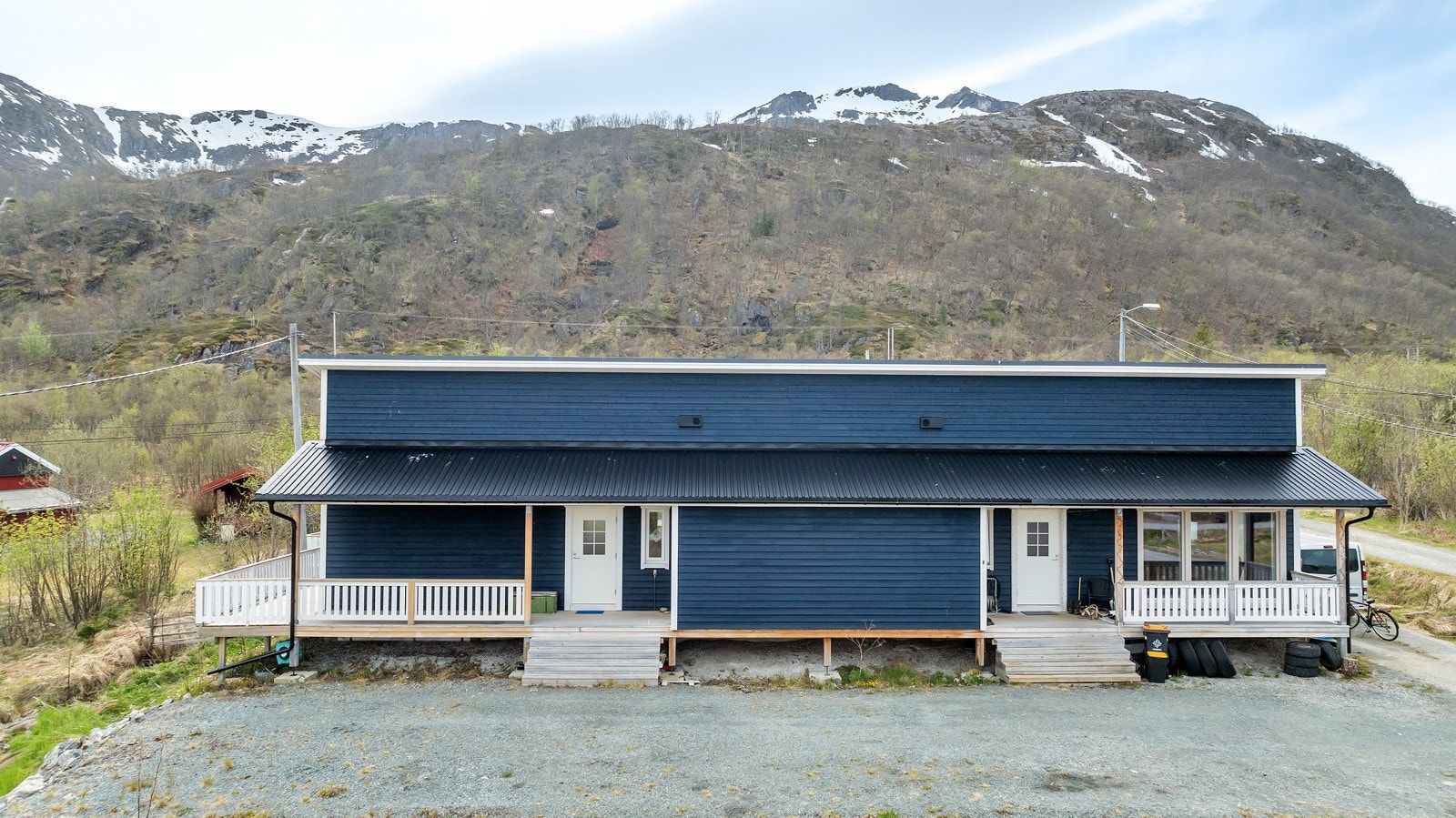 Biloppstillingsplass på forsiden av boligen. Galleribilde