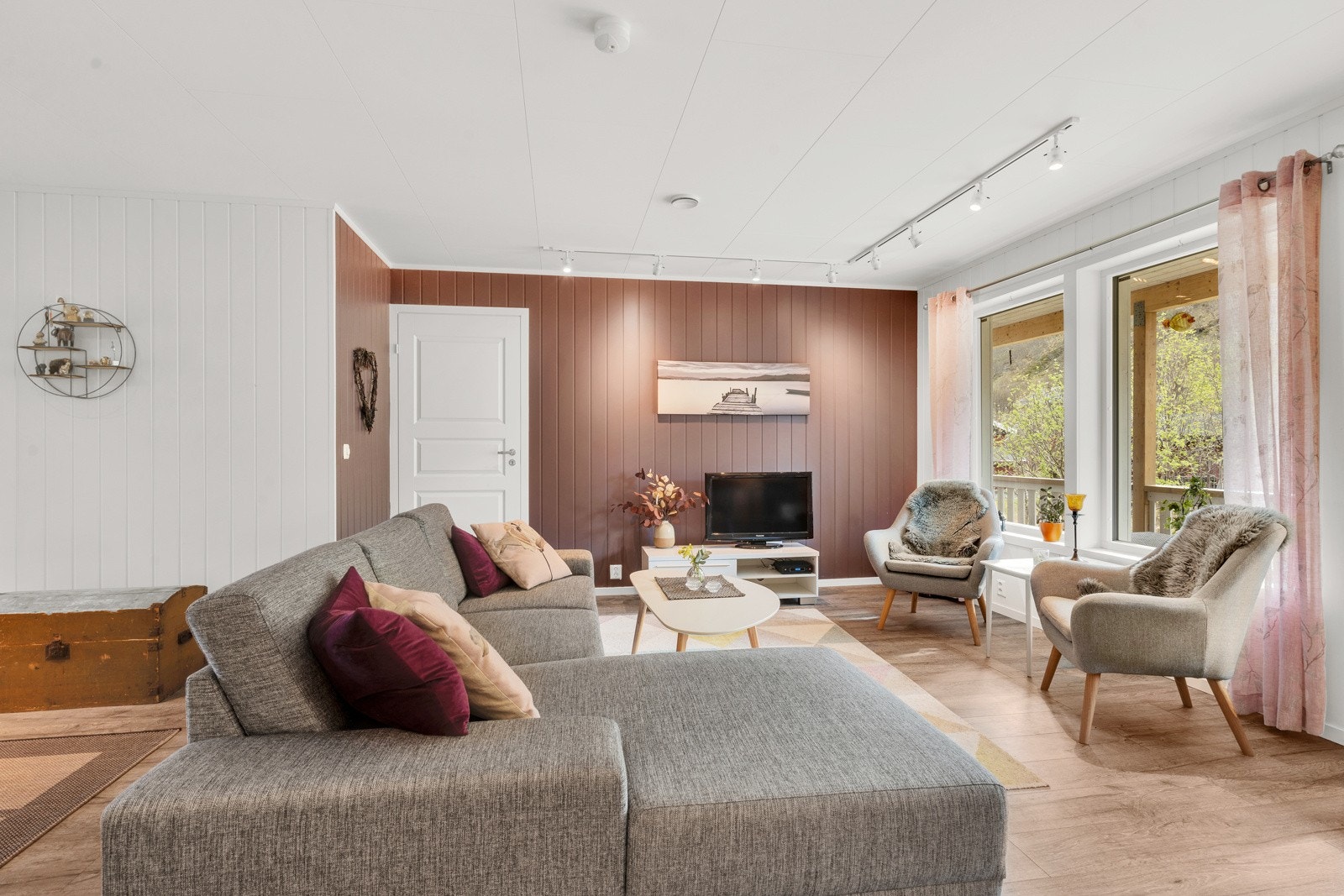 Åpen stue med plass til sofagruppe og Tv-møblement. De store vindusflatene gir rommet et flott og naturlig lys. Galleribilde