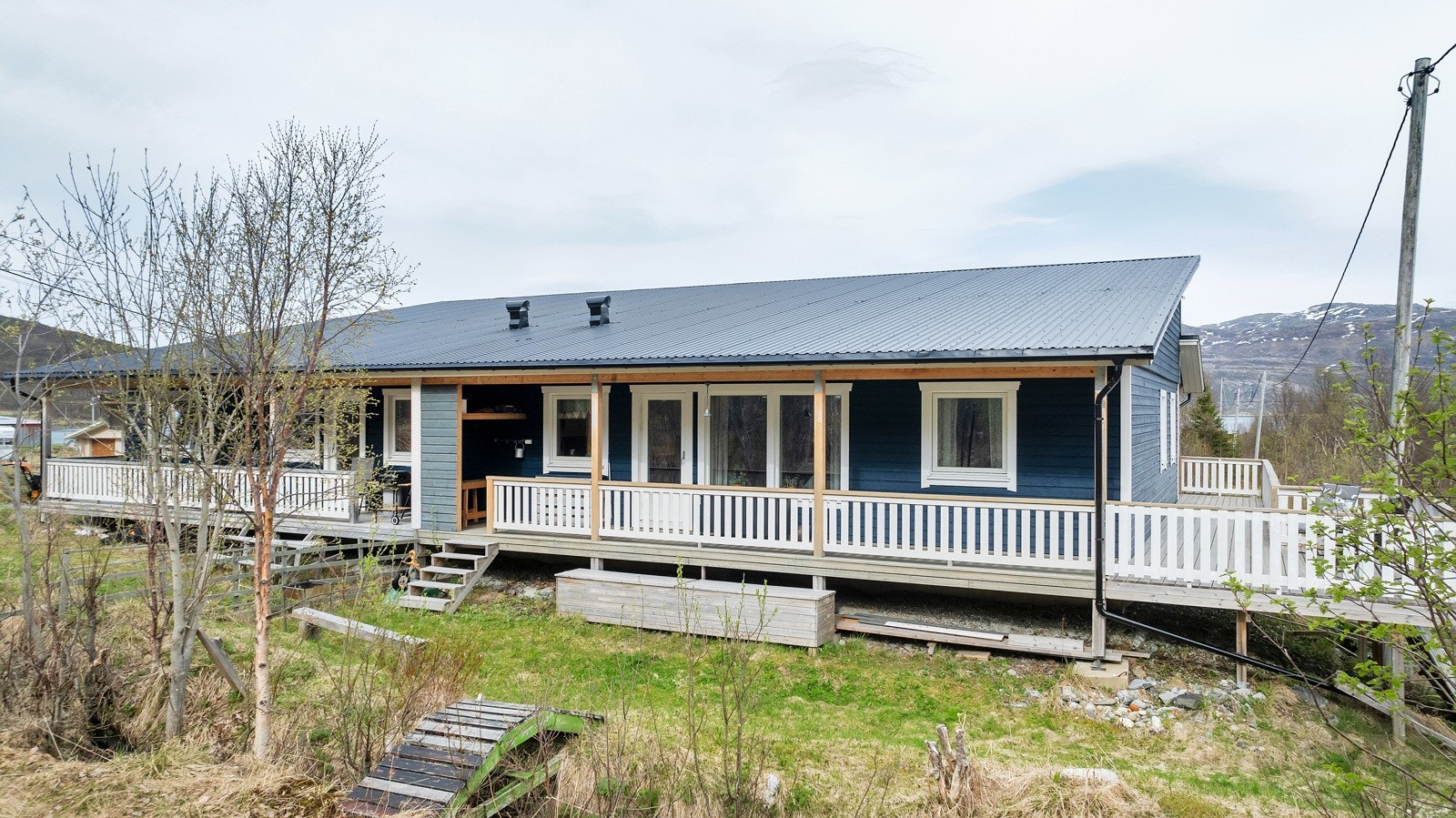 Fra stuevinduet ser man rett ut i naturen. Galleribilde