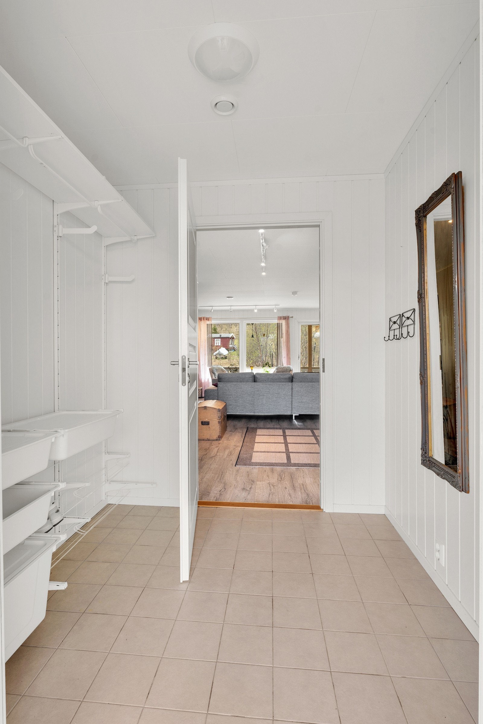 Trivelig entre med klessoppheng og fliselagt gulv. Galleribilde