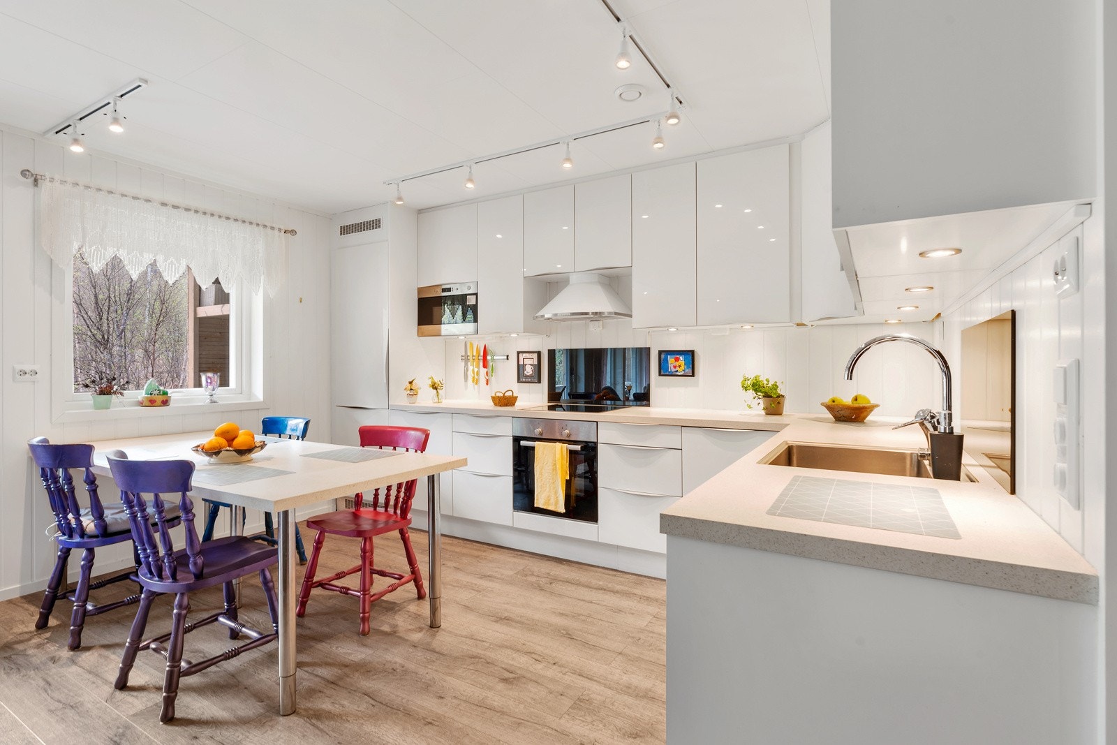 Åpen og sosial løsning mellom stue og kjøkken. Her er det plass til spisegruppe. Galleribilde