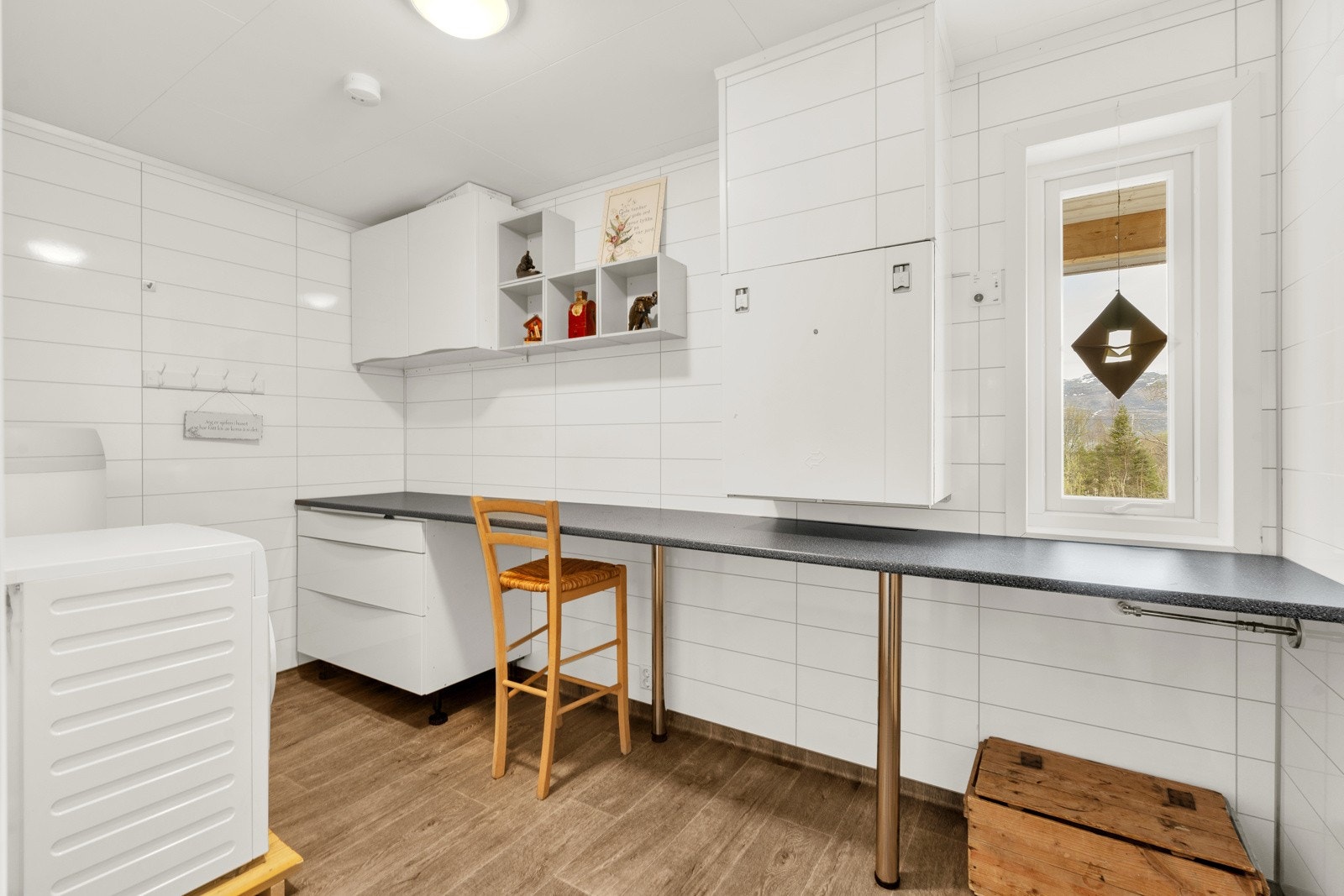 Vaskerom med gulvbelegg, våtromstapet på vegger, opplegg for vaskemaskin og innredning med vegghengt skuffer/skap. Galleribilde