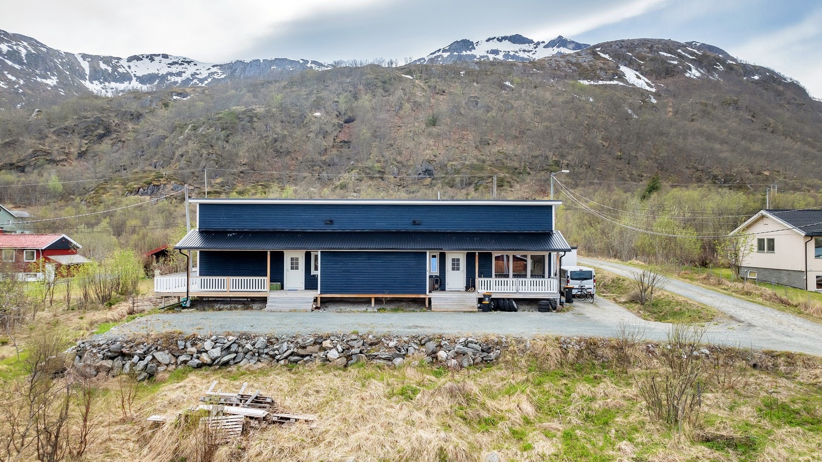 Adkomst via gruset innkjørsel. Galleribilde