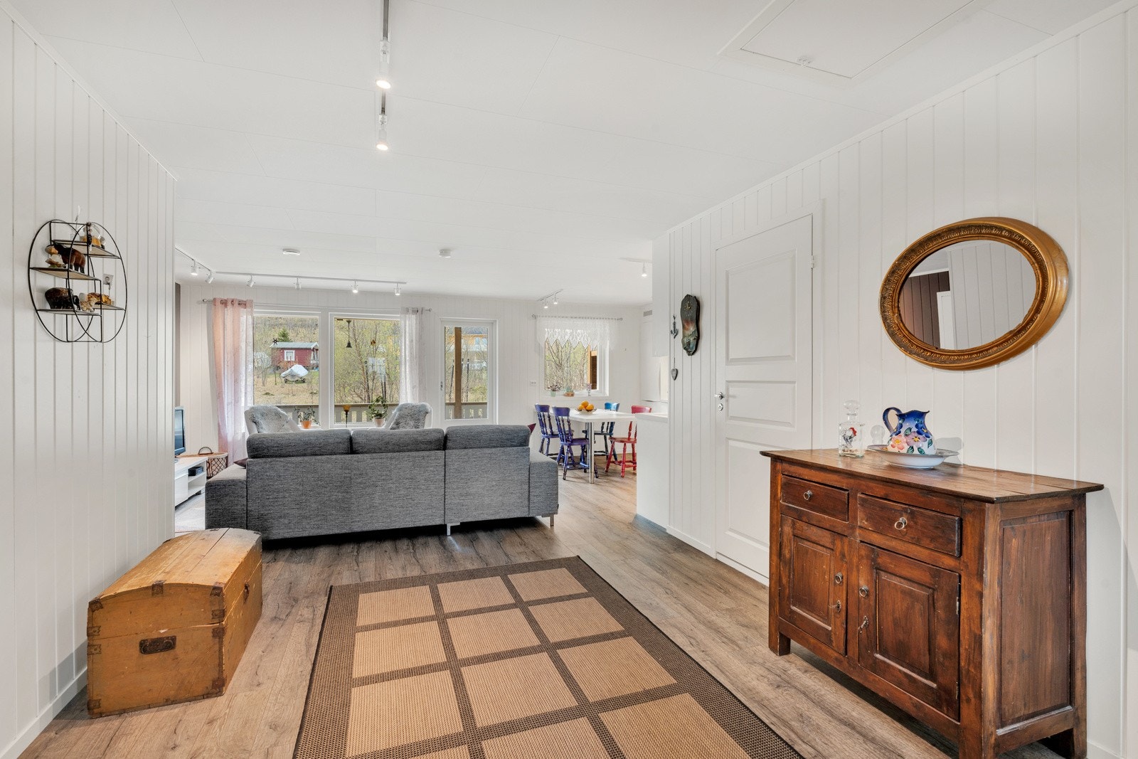 Planløsningen gir rom for ulike møbleringsmuligheter og utnyttelse av stuen. Galleribilde