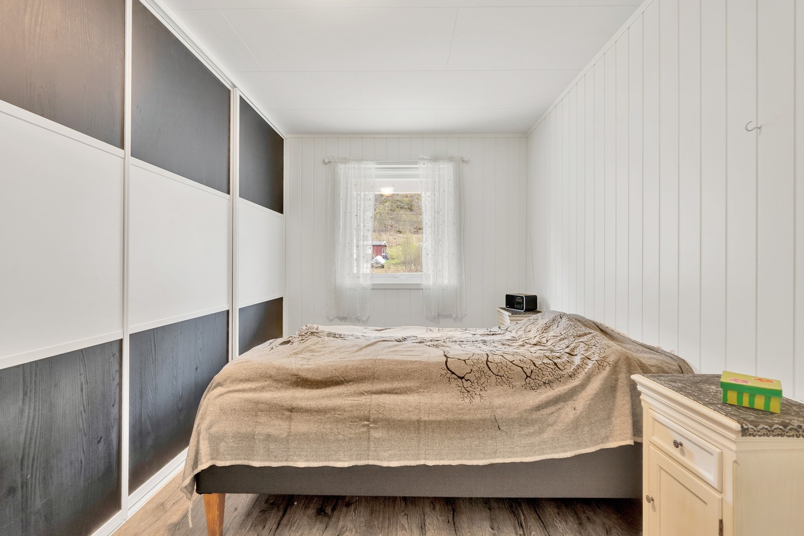 Hovedsoverom med praktisk skyvedørsgarderobe. Galleribilde