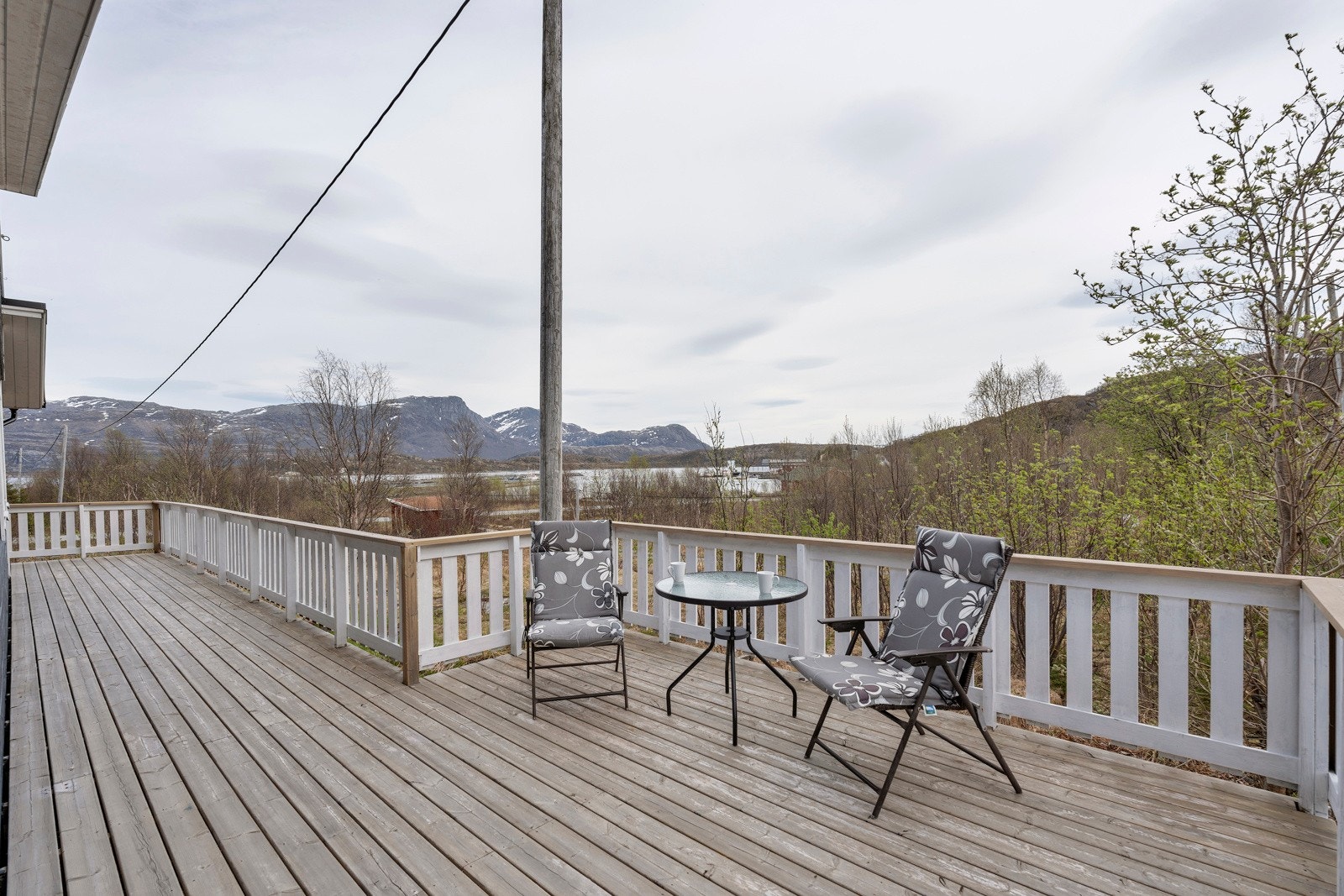 Terrassen er romslig og har god plass til sittegruppe og diverse andre møblement. Galleribilde