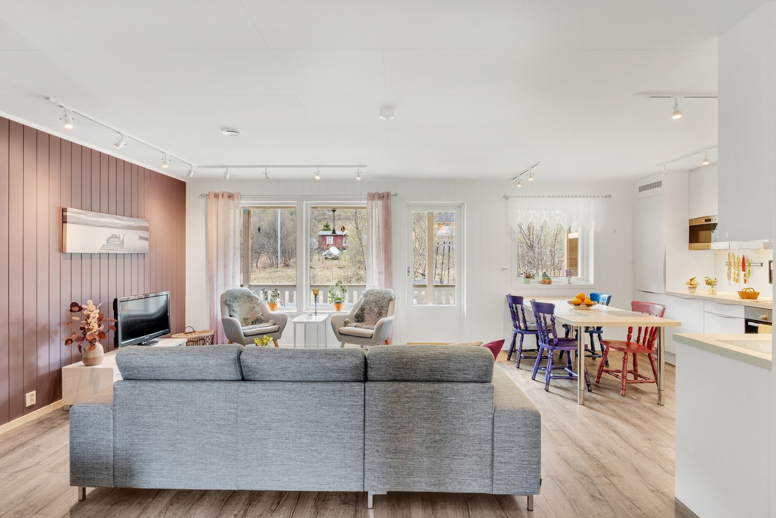 Gulvflater av laminat og veggflater med malte plater. Galleribilde