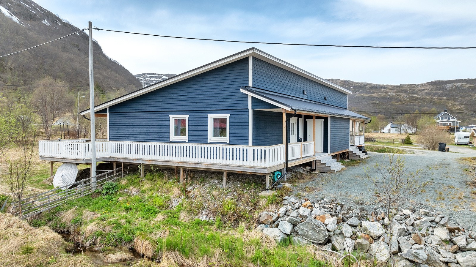 Terrassen går hele veien fra baksiden til forsiden av boligen. Galleribilde