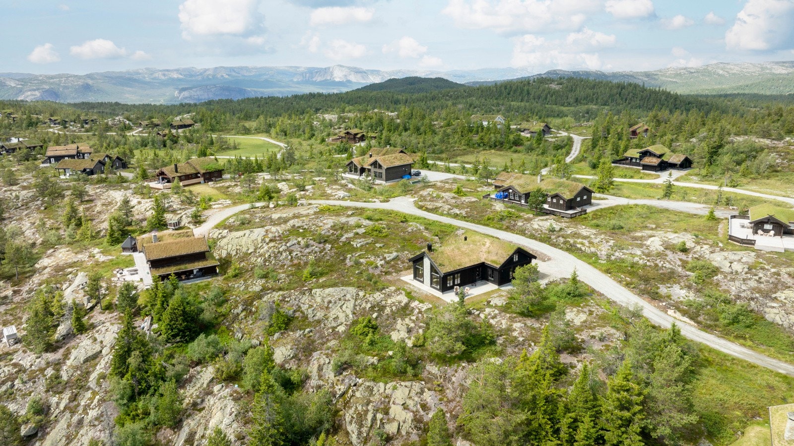 Rett utenfor hytteveggen ligger alt til rette for at både barn og voksne skal kunne trives når de er på ferie på hytta. Galleribilde