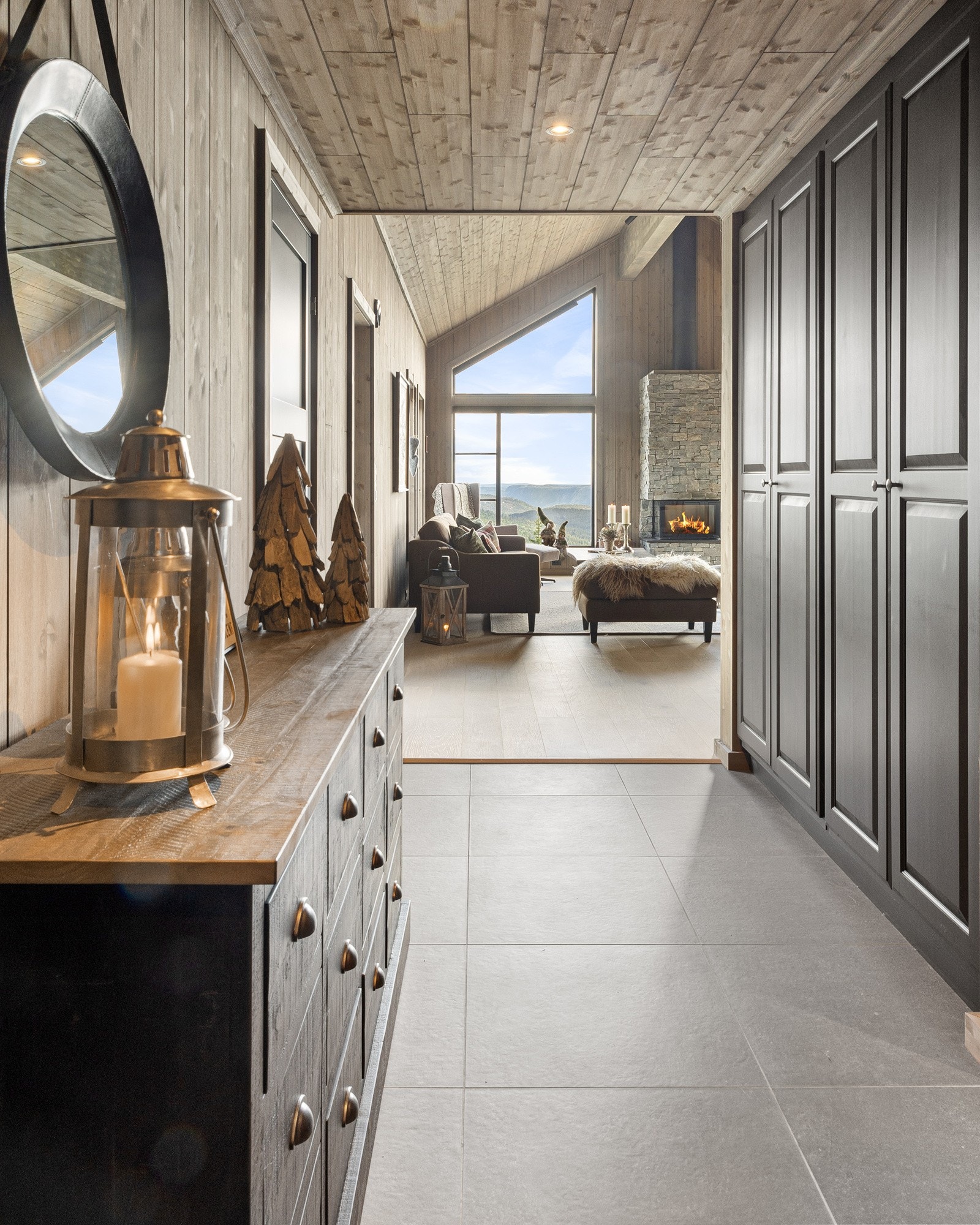 Entre inn mot stue. Galleribilde