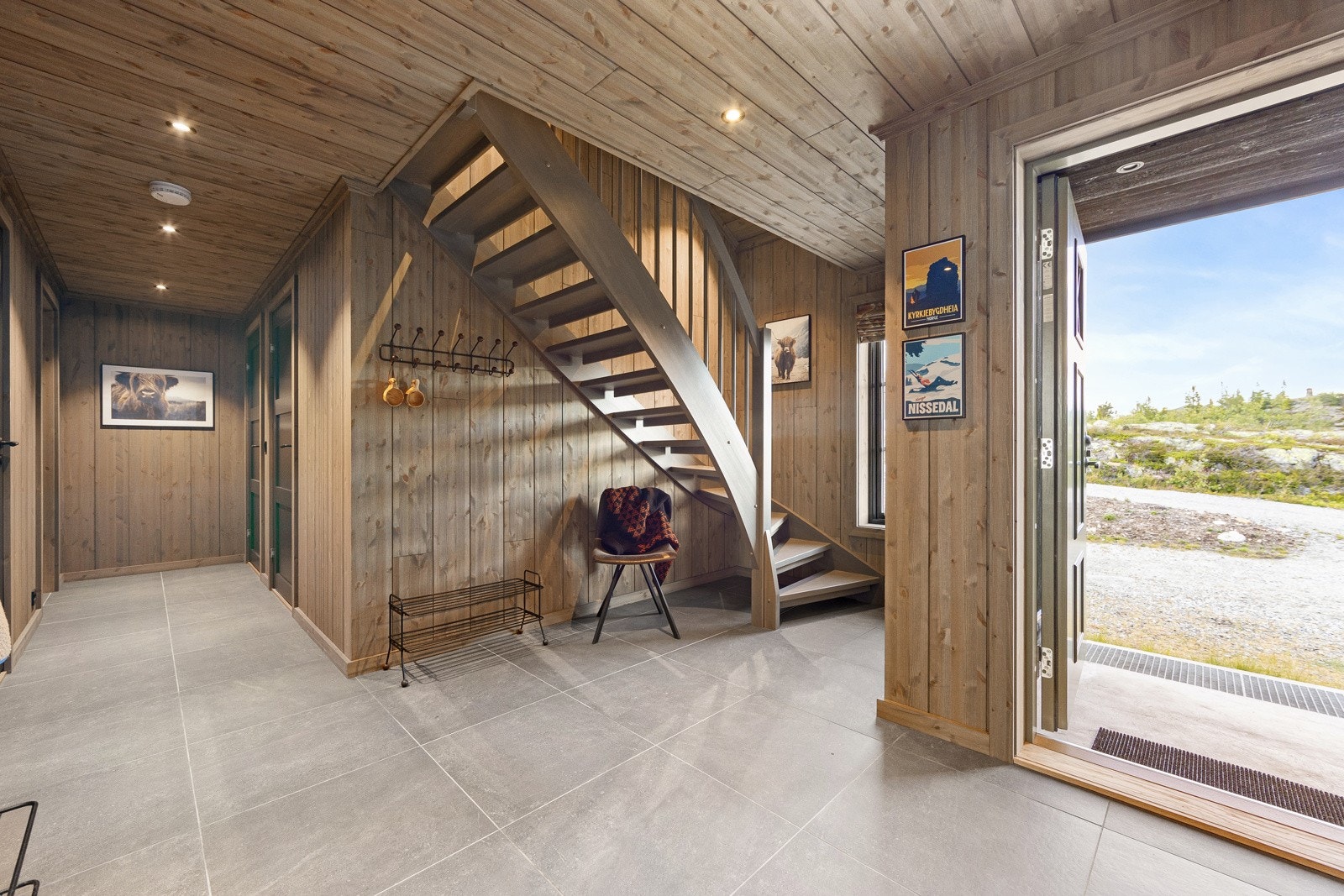 Stor og innbydende gang med gode oppbevaringsmuligheter av yttertøy og sko. Galleribilde