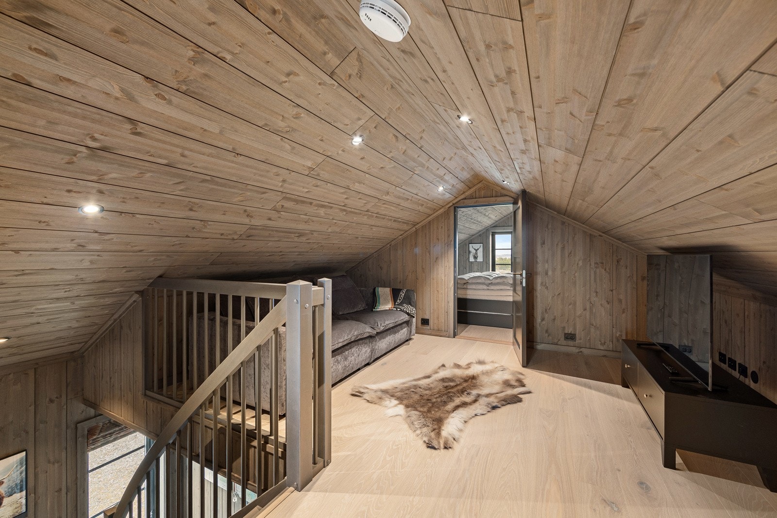 Loftet er av god størrelse og har et gulvareal på 48m² som gir gode møbleringsmuligheter av sofa og bord. Galleribilde