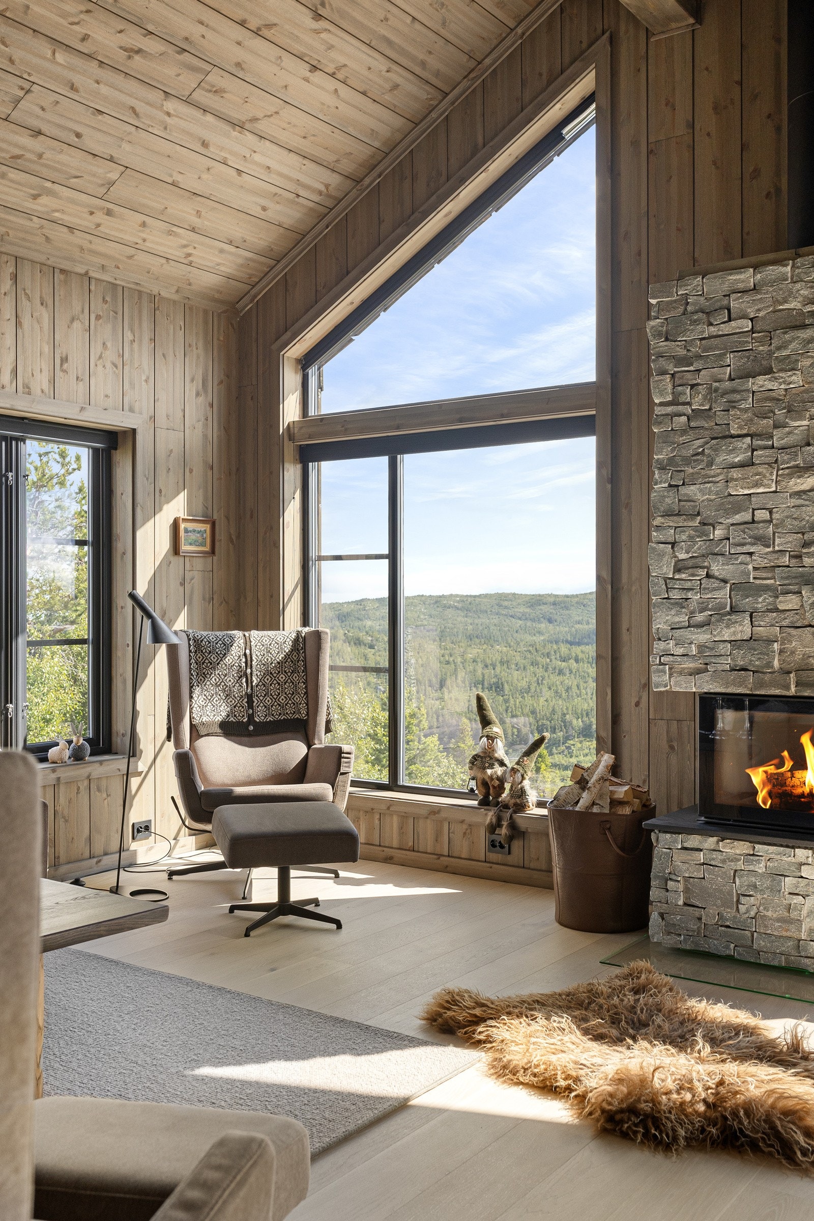 Peisområde i stuen som sørger for masse hygge. Galleribilde