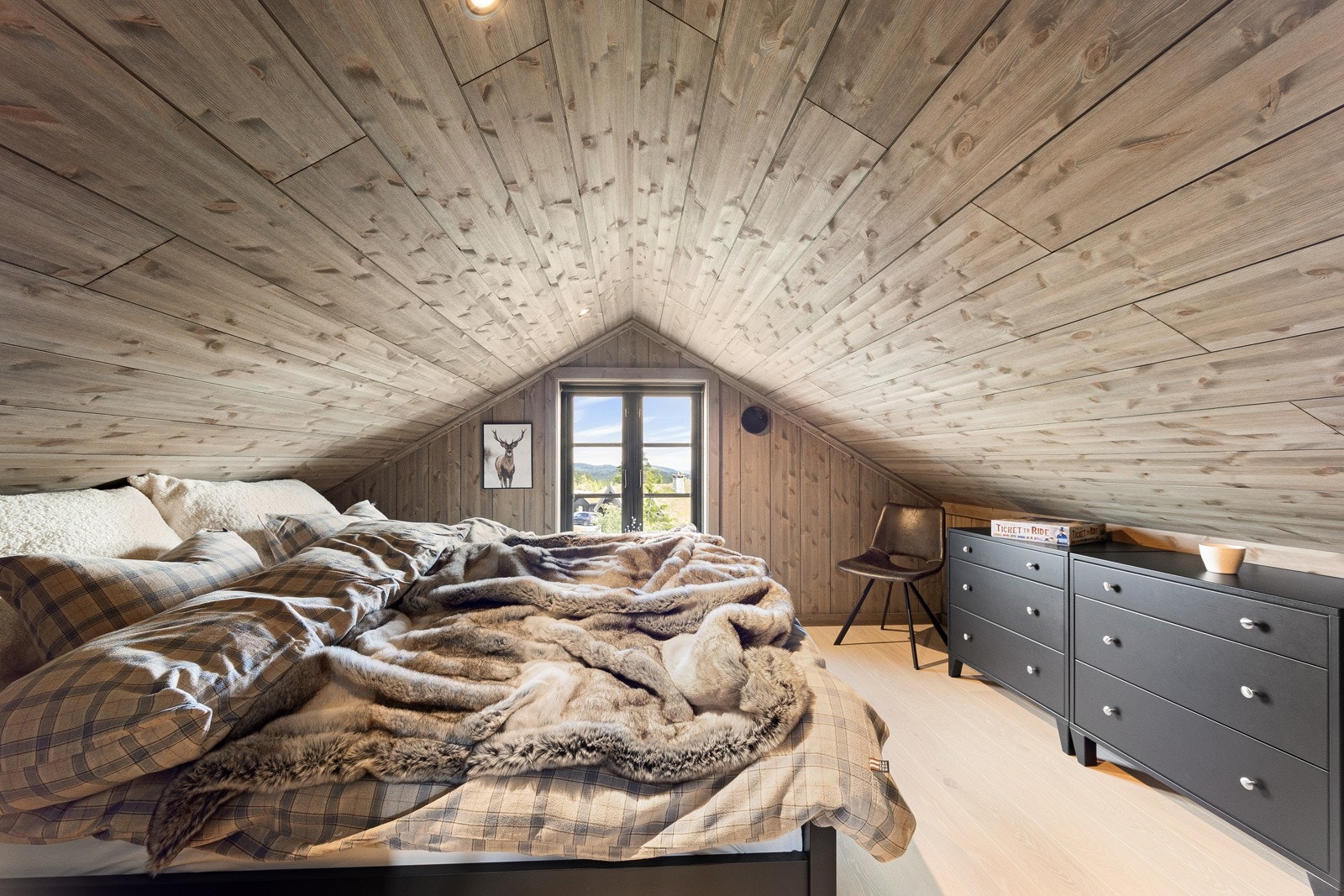 Soverom 1 på loftet er stort og meget luftig, god plass til stor dobbeltseng og kommoder. Galleribilde