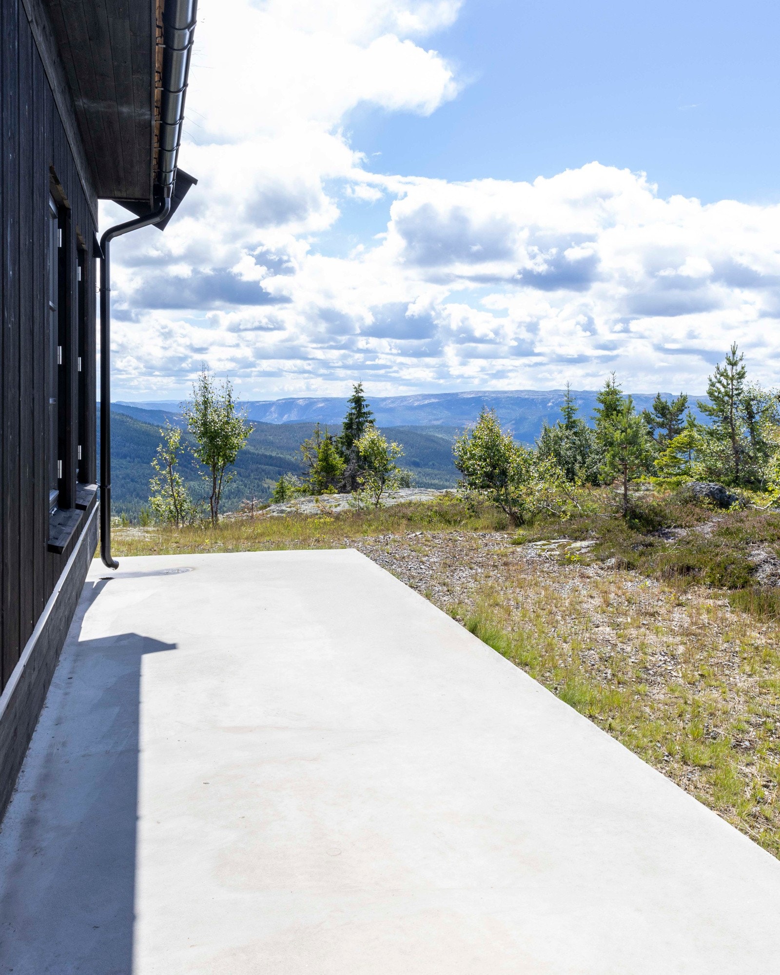 Stor terrasse med gode møbleringsmuligheter, her får man det koselig både på dag- og kveldstid. Galleribilde