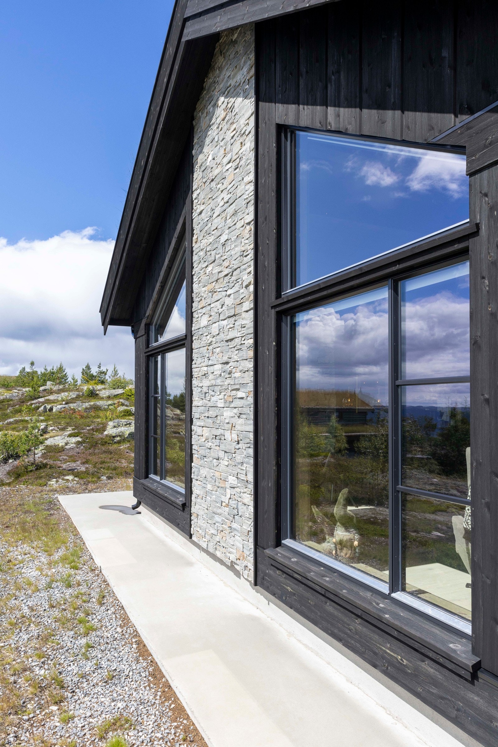 Store vindusflater og lekre detaljer på bygget. Galleribilde
