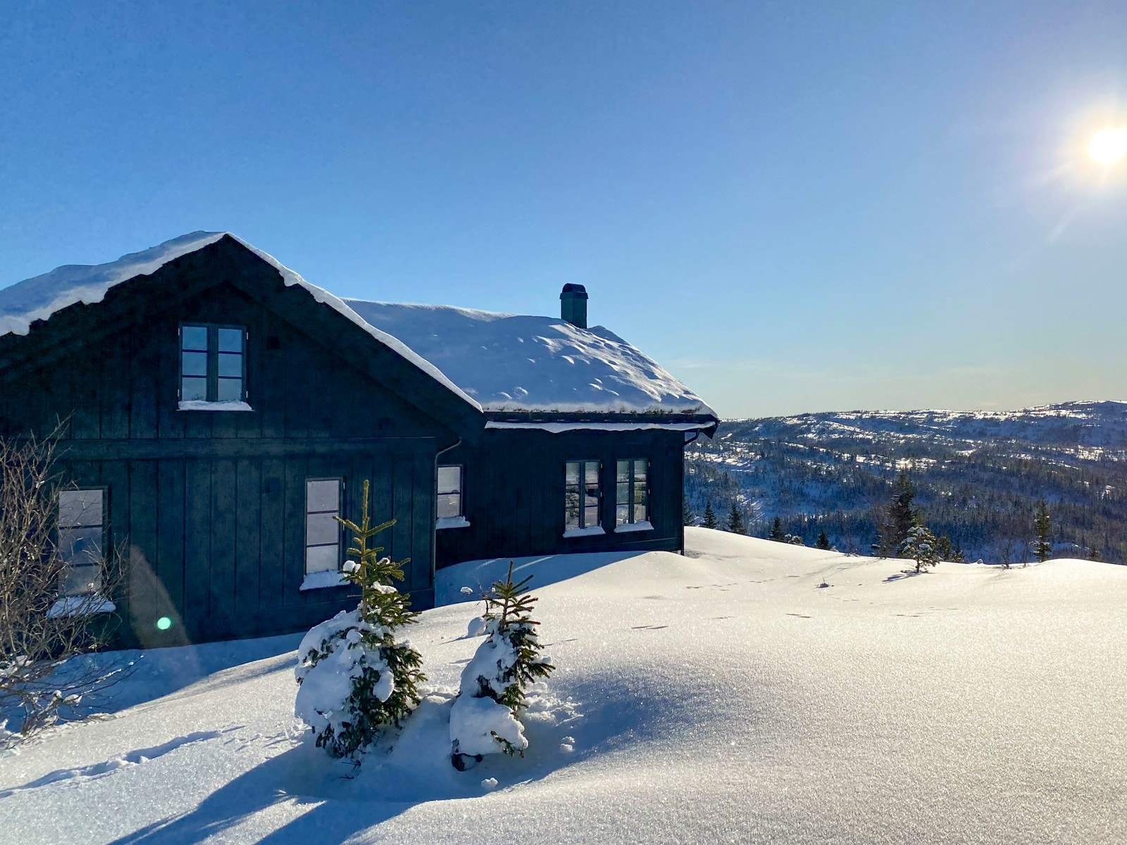 Eiendommen ligger meget usjernert, med fritt og åpent utsyn. Galleribilde