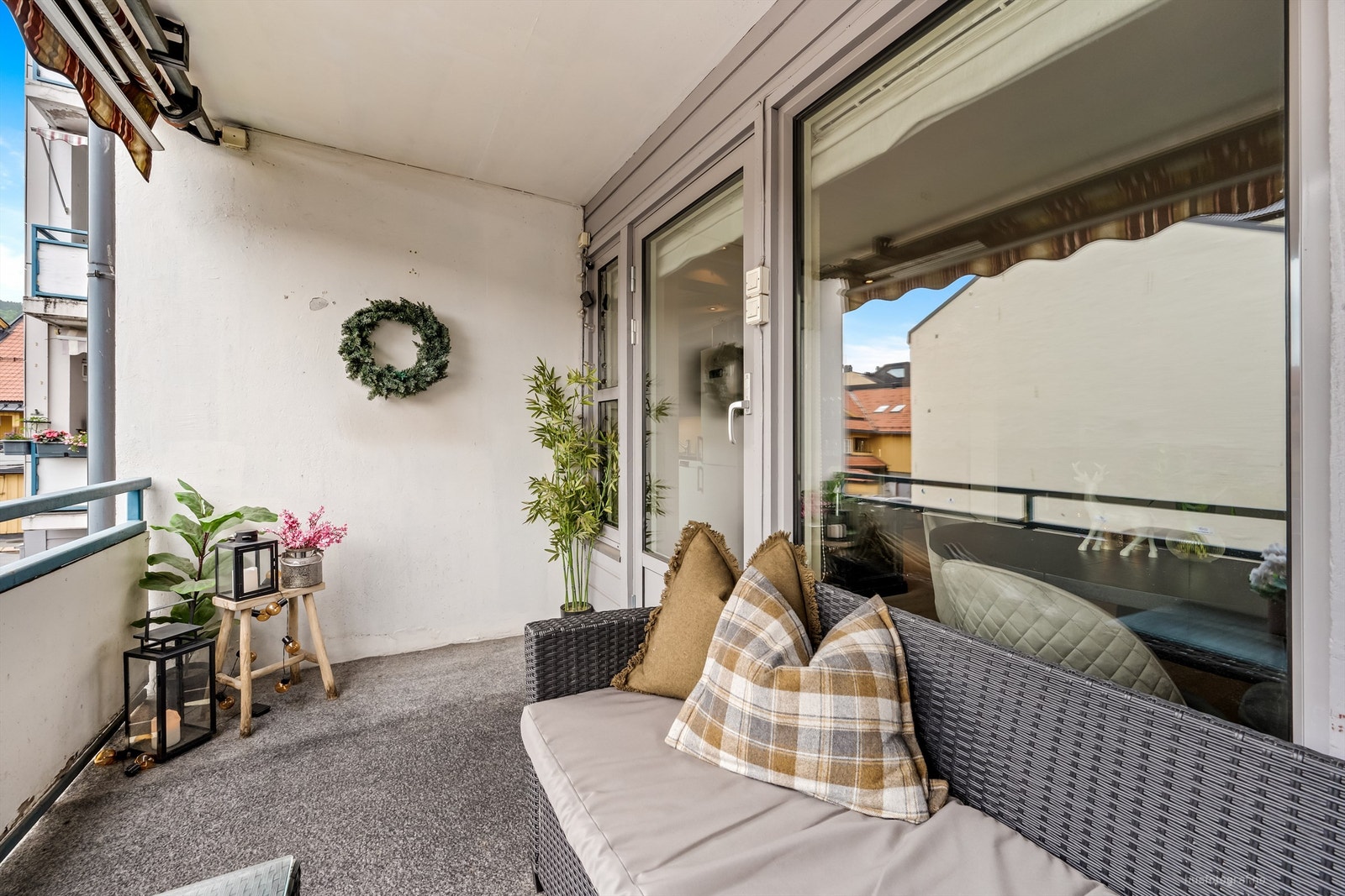 Balkongen er vendt mot en bakgård Galleribilde