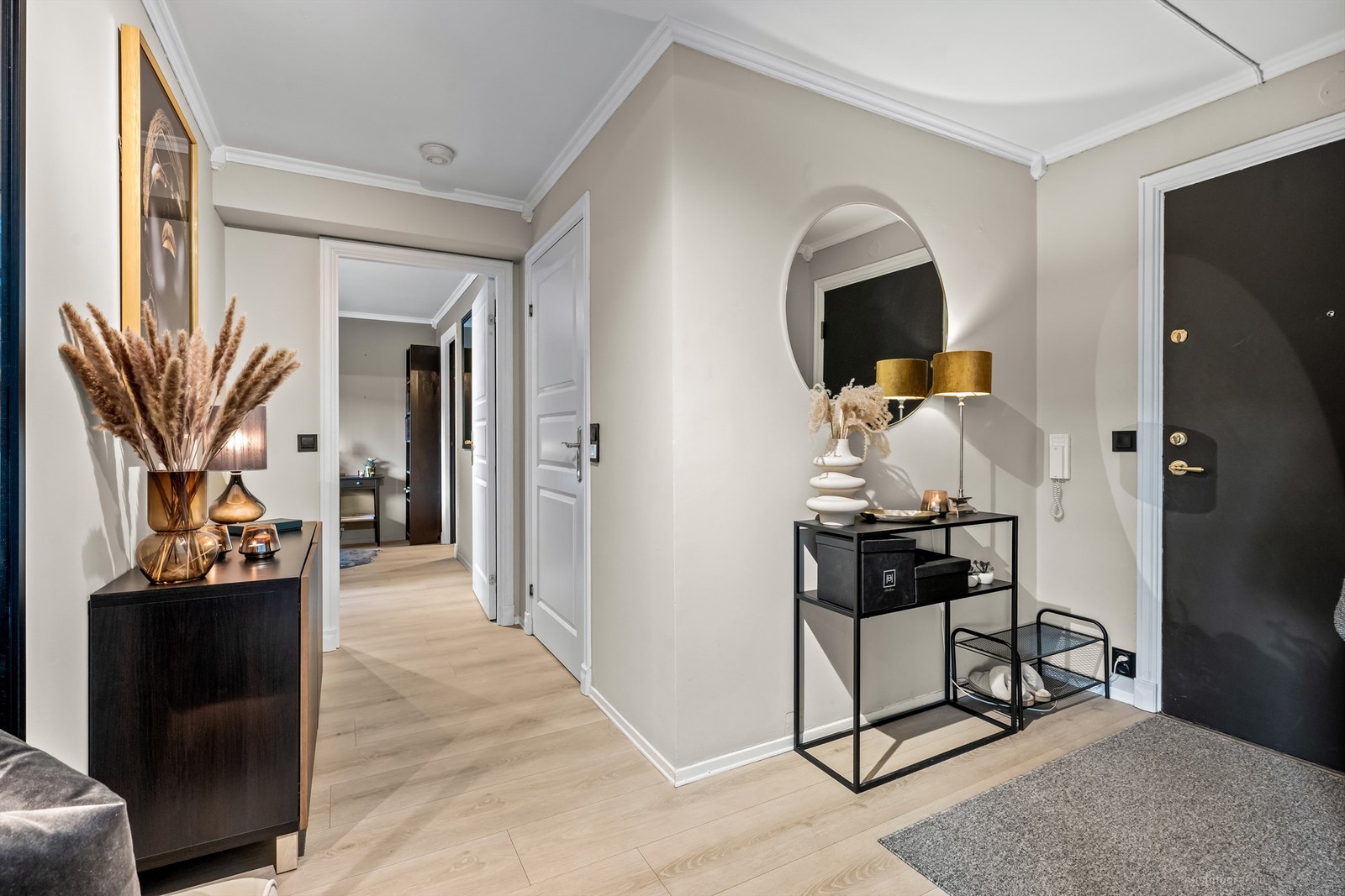 Entré/gang med dørcallinganlegg som har åpnerfunksjon Galleribilde