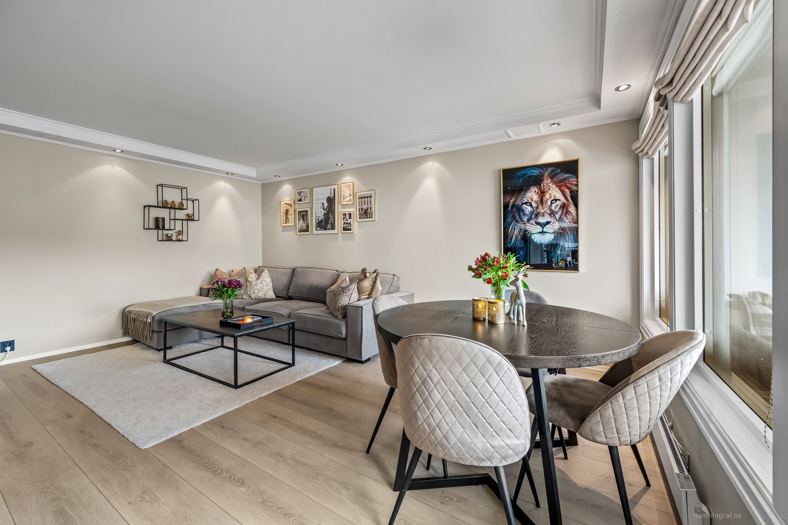 Leiligheten har en praktisk planløsning med romslige rom Galleribilde