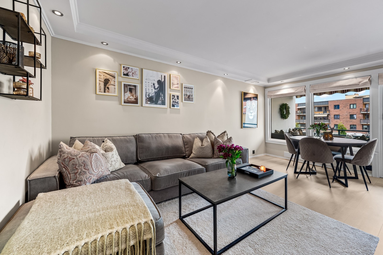 Lys stue med sofaområde og spiseplass Galleribilde