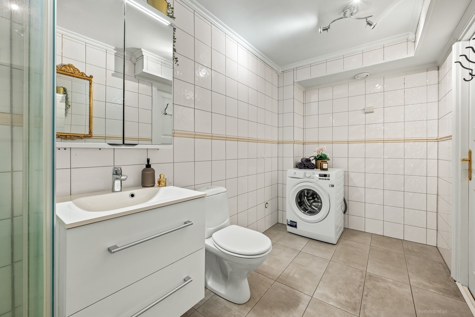 Lyst og flislagt bad av god størrelse som har blitt oppgradert i 2017/2018 Galleribilde