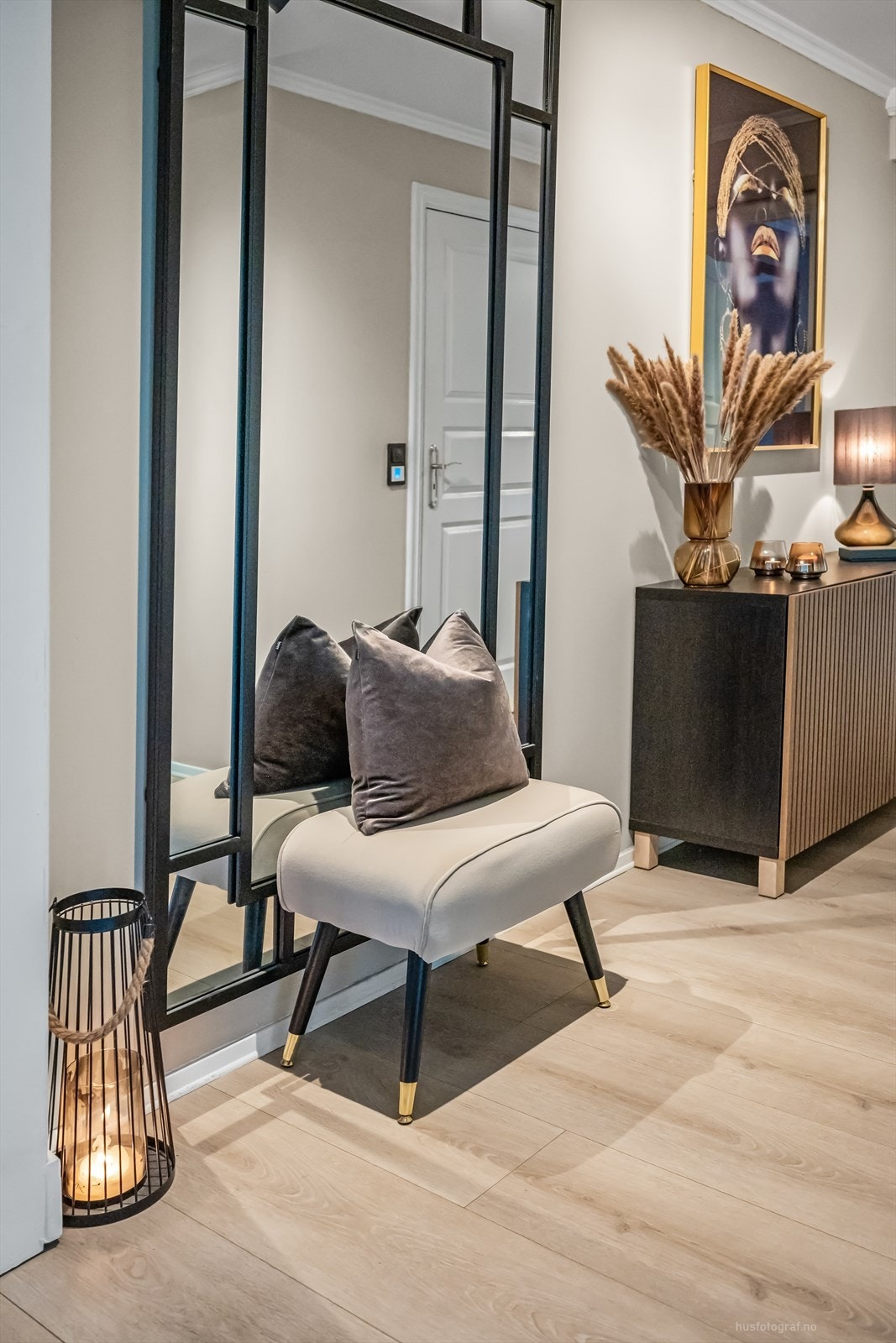 Entré/gang med laminat på gulv, malte vegger og malt himling Galleribilde