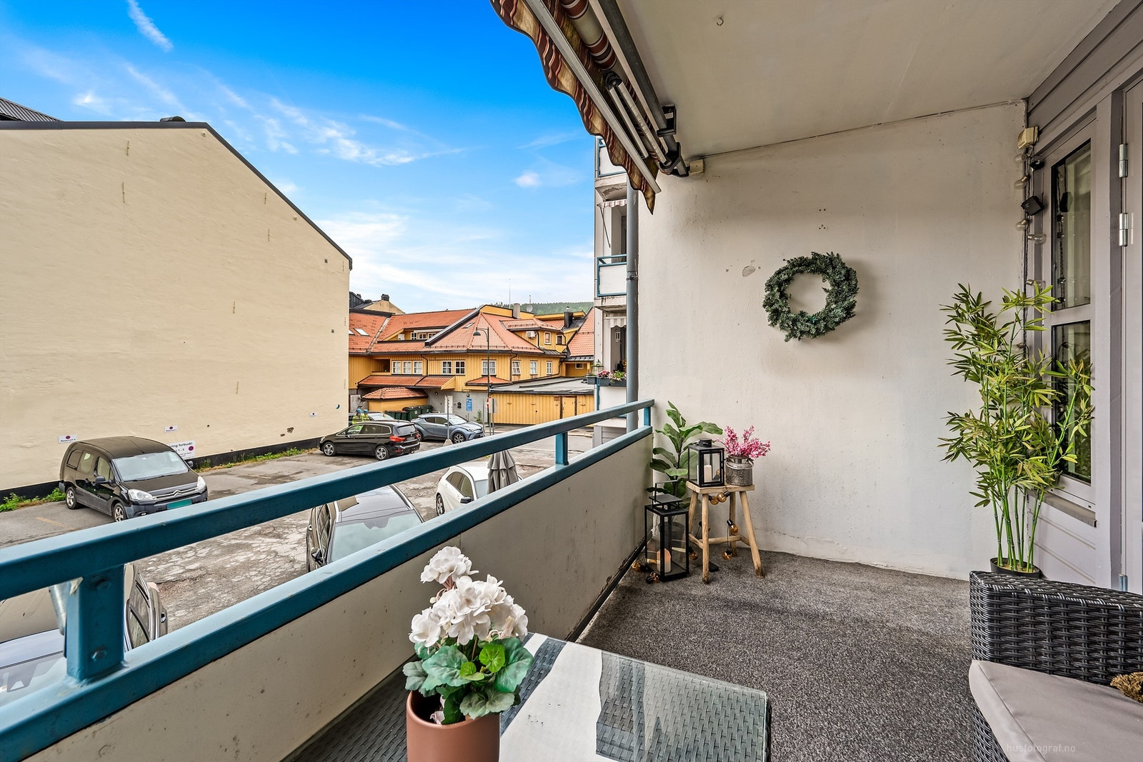 Sol fra ca. kl. 15.00 til 21.00 (midtsommerstid) iflg. selger Galleribilde