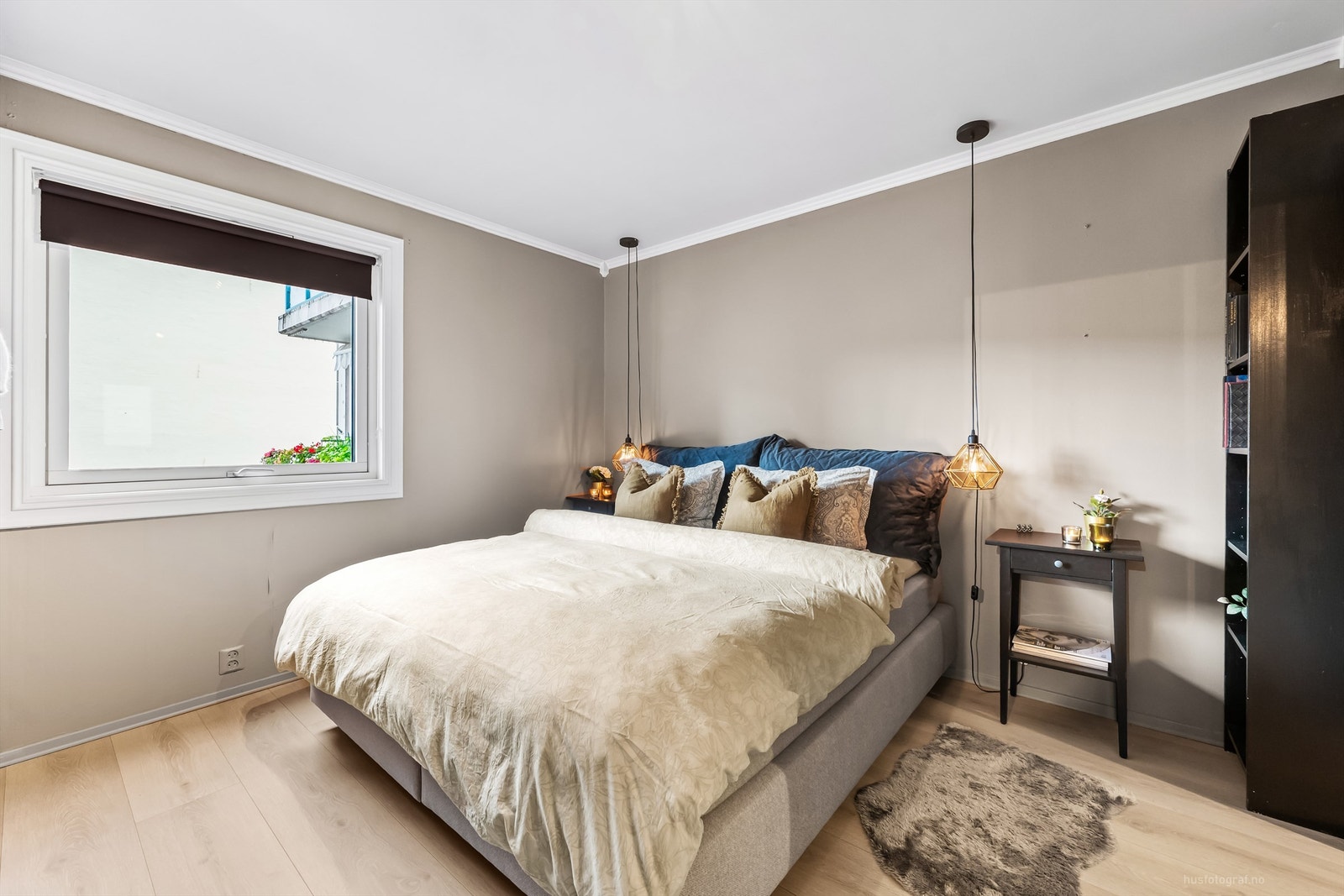 Soverom med laminat på gulv, malte vegger og malt himling Galleribilde