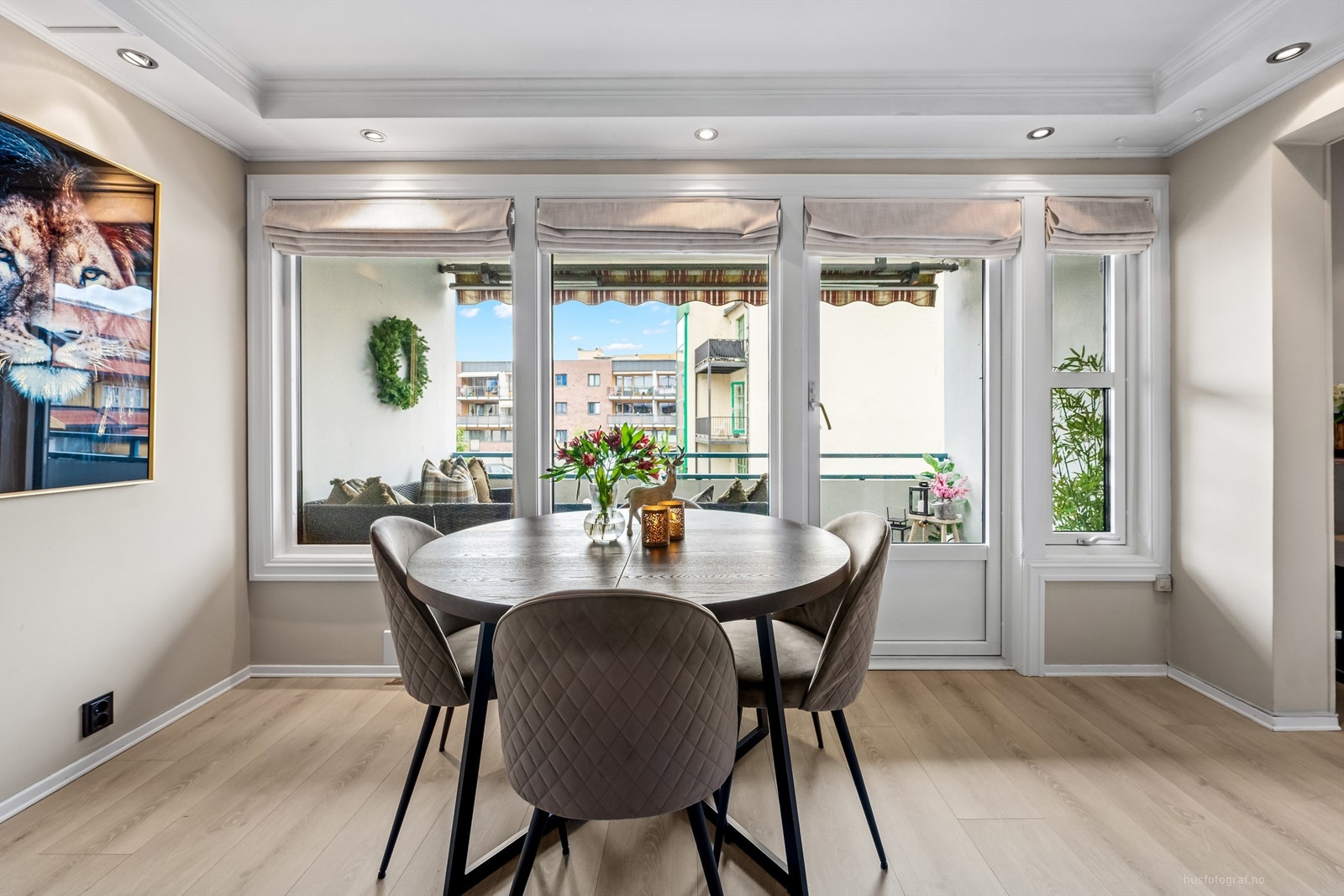 Downlights i takkasse, laminat på gulv, malte vegger og malt himling Galleribilde