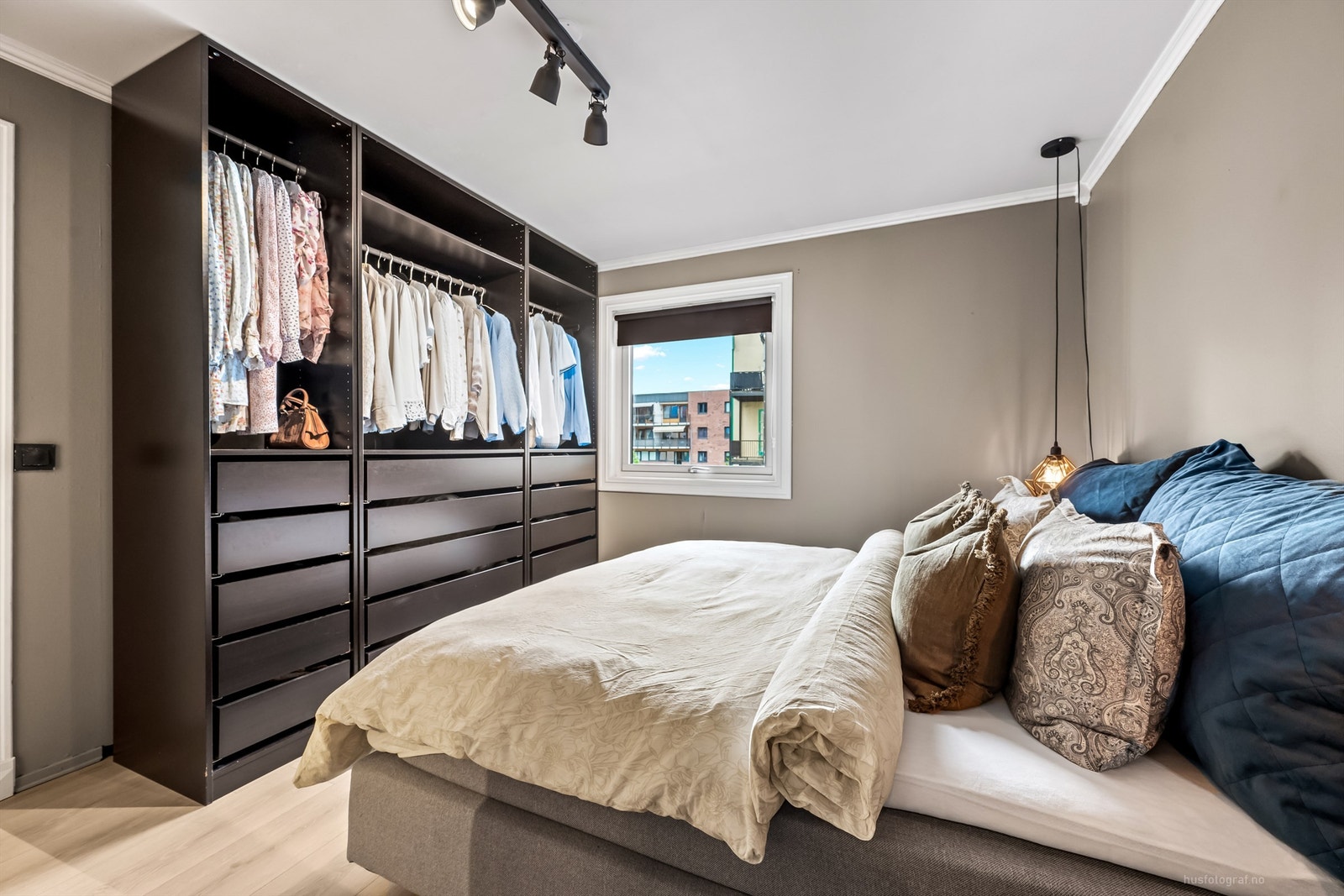 Åpen garderobeløsning med hyller, klesskinner og skuffer i mørk samt glatt utførelse Galleribilde