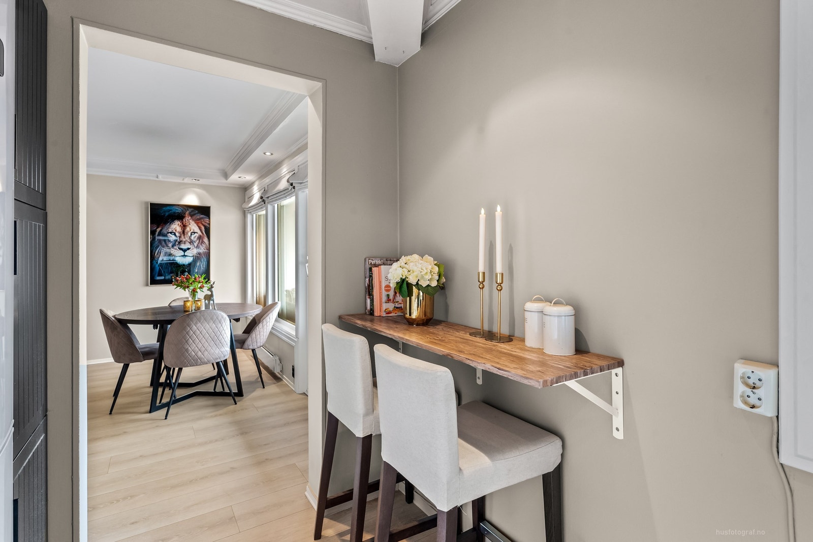 Vegghengt benkeplate med barløsning på kjøkkenet Galleribilde