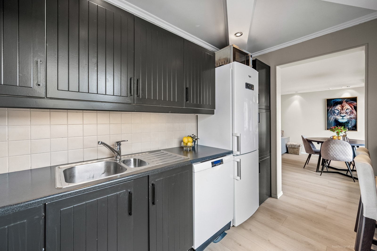 Kjøkken med laminat på gulv, malte vegger og malt himling Galleribilde