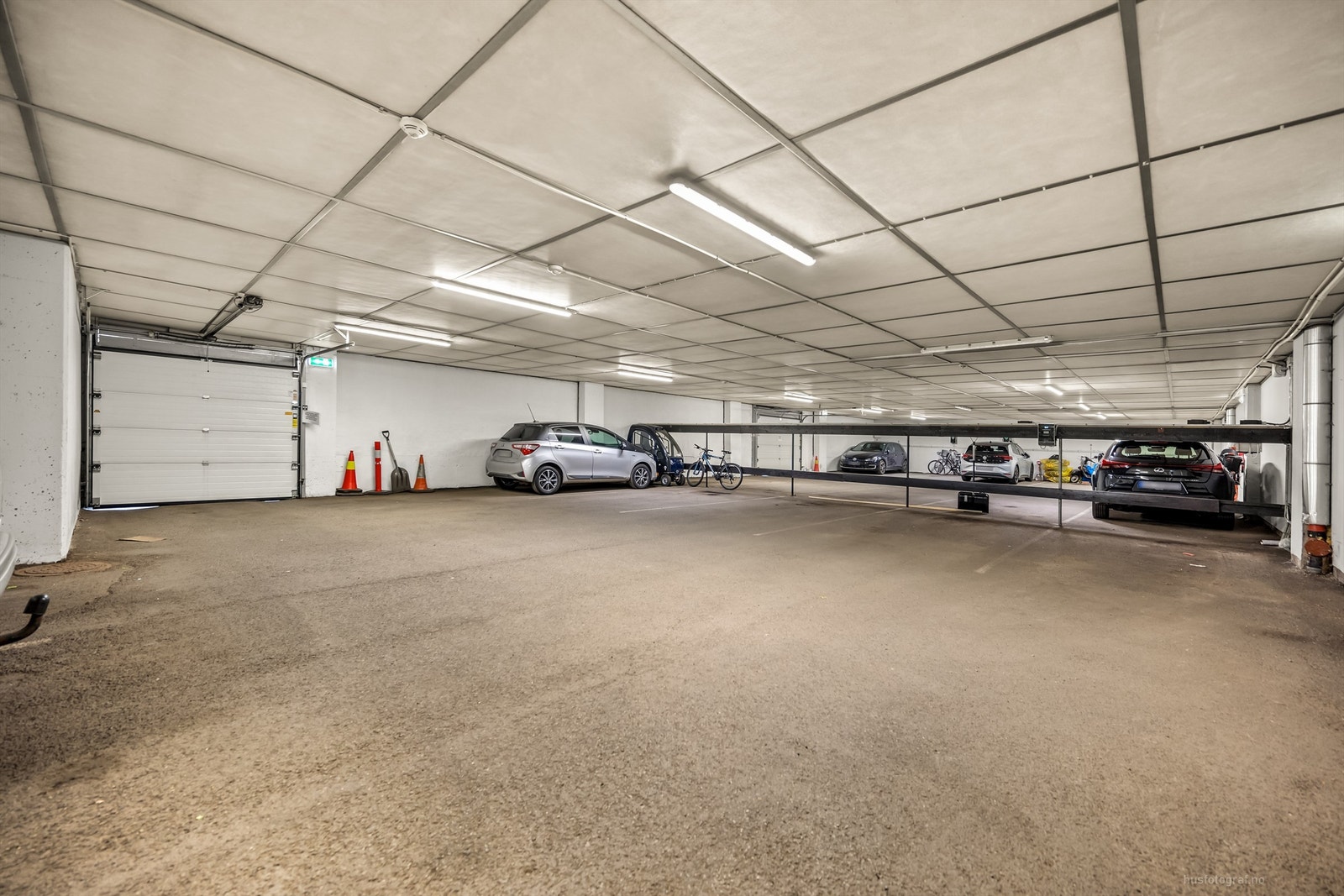 Disponibel parkeringsplass i felles garasjeanlegg - Tilrettelagt for etablering av ladeboks til el-bil i garasjen Galleribilde