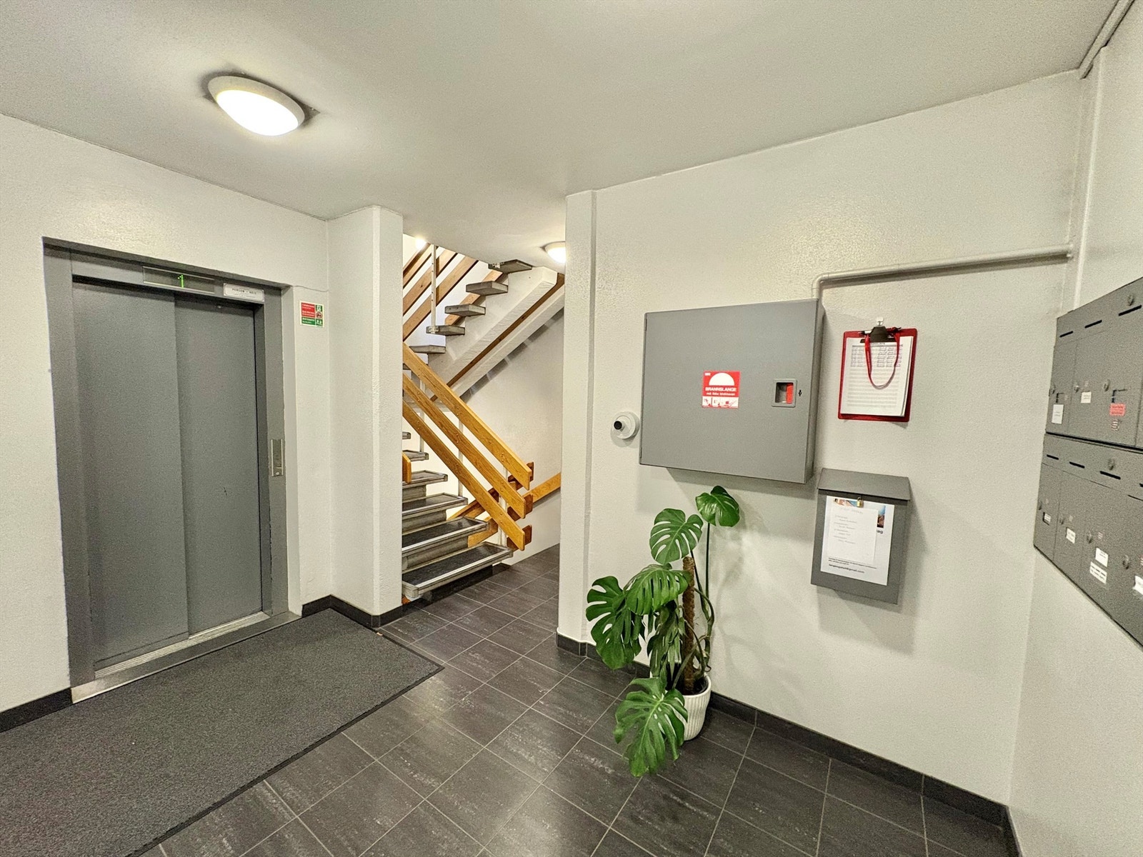 Felles inngangsparti med videre heis- og trappeadkomst til leilighetens etasjeplan i 2. etasje - Selgers bilde Galleribilde